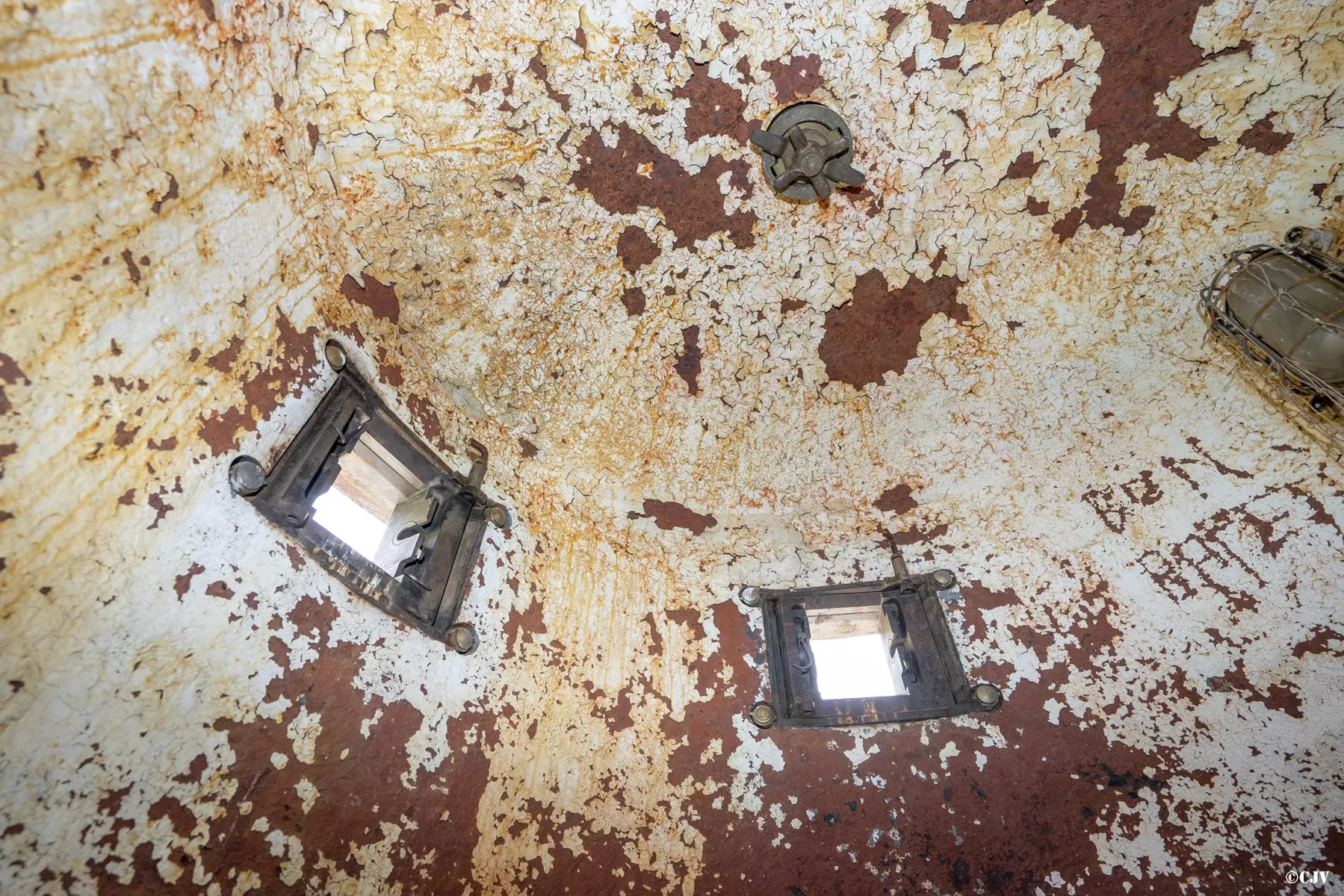 Ligne Maginot - LAVOIR - (Ouvrage d'artillerie) - Bloc 5
La cloche GFM qui se situe au niveaux du PC - Lia VERMEULEN