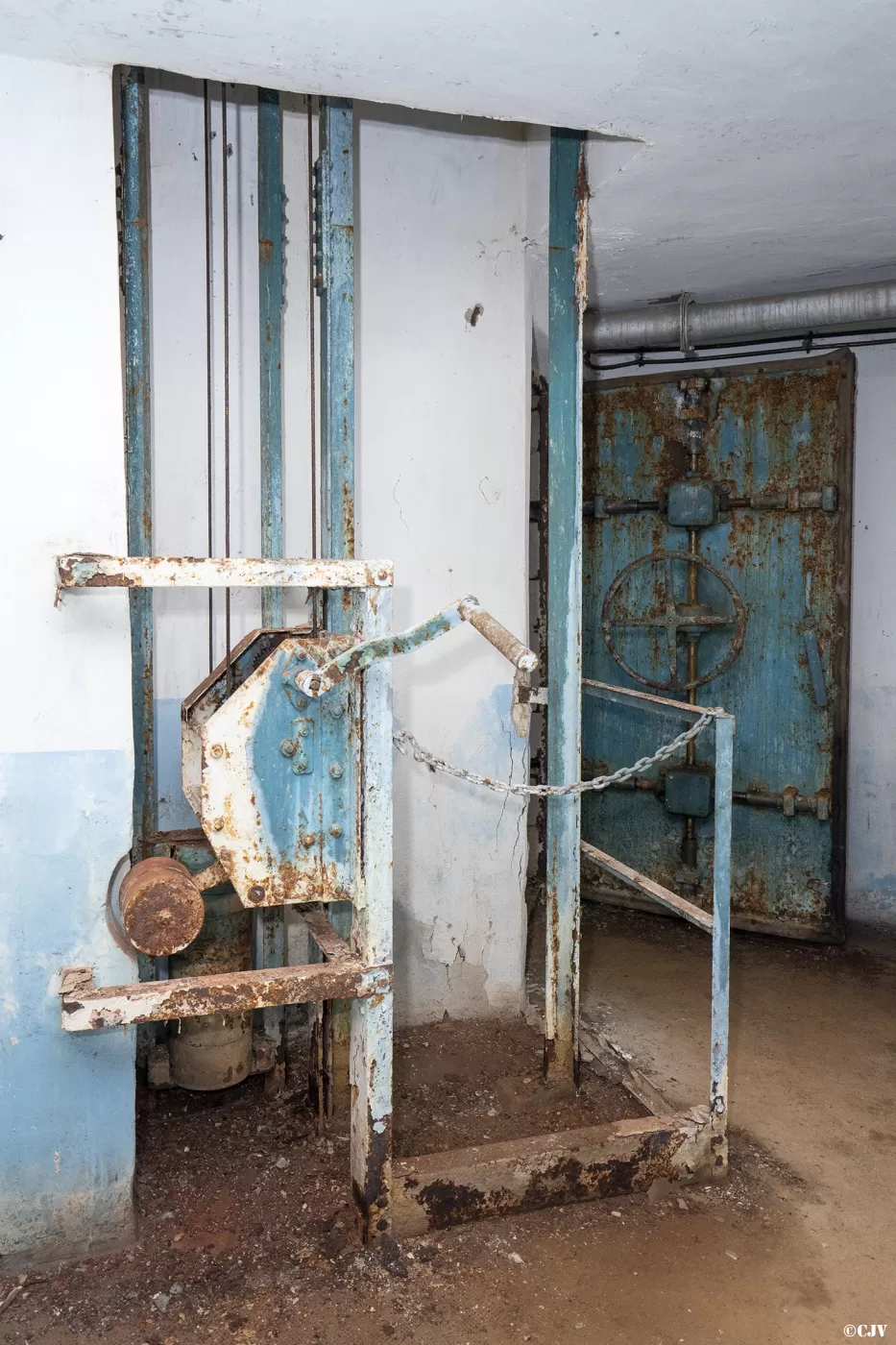 Ligne Maginot - LAVOIR - (Ouvrage d'artillerie) - Bloc 5
Le monte-charge à munitions pour la chambre de tir droite des mortiers 81 - Lia VERMEULEN