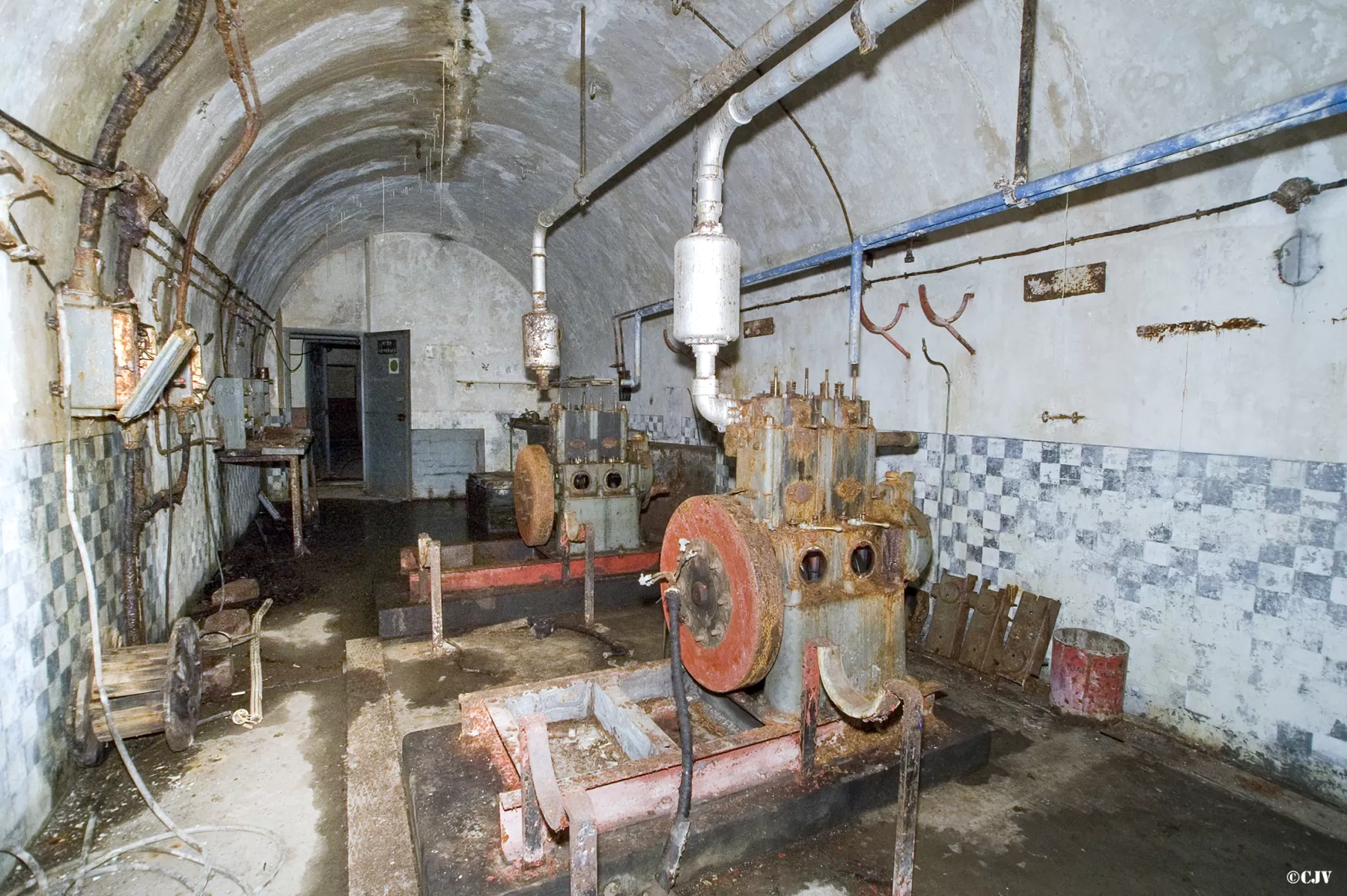 Ligne Maginot - BOIS D'ESCHERANGE - X3 (QUARTIER KANFEN - I/169°RIF) - (Abri) - Usine électrique
Les groupes électrogènes à moteur Baudouin DB2 - Lia VERMEULEN
