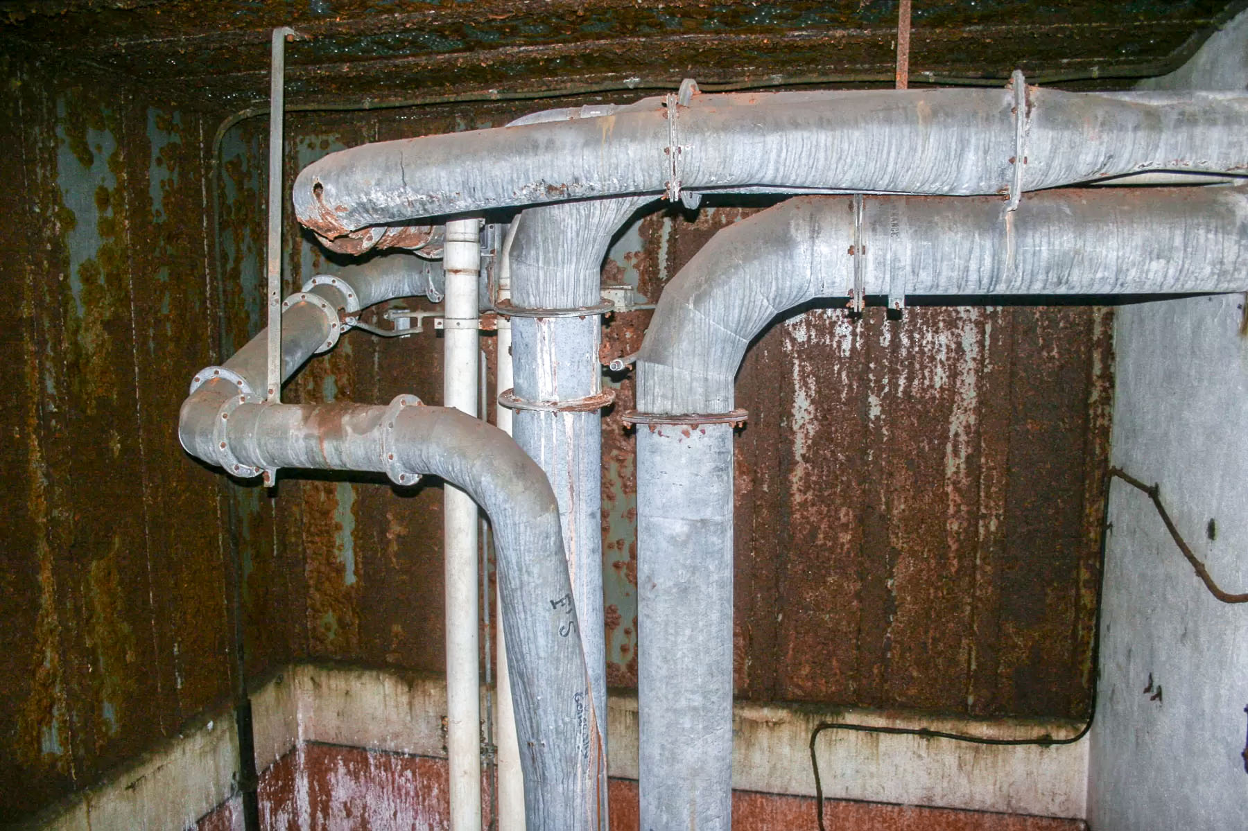 Ligne Maginot - BOIS D'ESCHERANGE - X3 (QUARTIER KANFEN - I/169°RIF) - (Abri) - Entrée gauche
Tuyaux d'aération - Michel Teiten