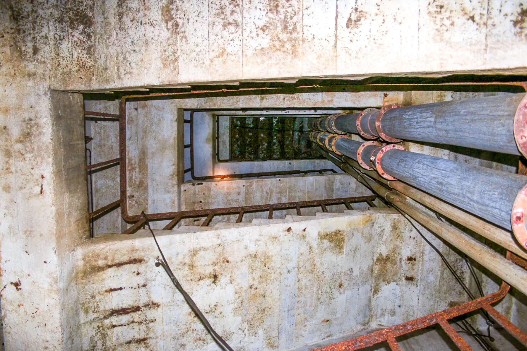 Ligne Maginot - BOIS D'ESCHERANGE - X3 (QUARTIER KANFEN - I/169°RIF) - (Abri) - Entrée gauche
Cage d'escalier vu vers le haut - Michel Teiten