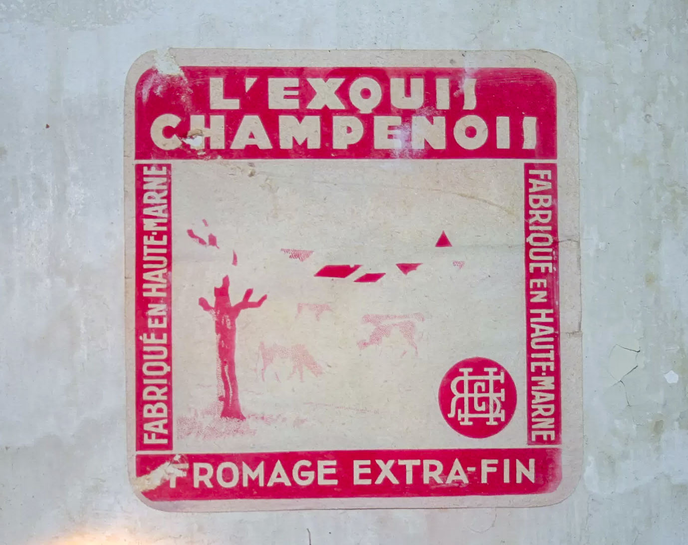 Ligne Maginot - BOIS D'ESCHERANGE - X3 (QUARTIER KANFEN - I/169°RIF) - (Abri) - Chambre officiers
Etiquette de fromage collée sur un mur - Michel Teiten