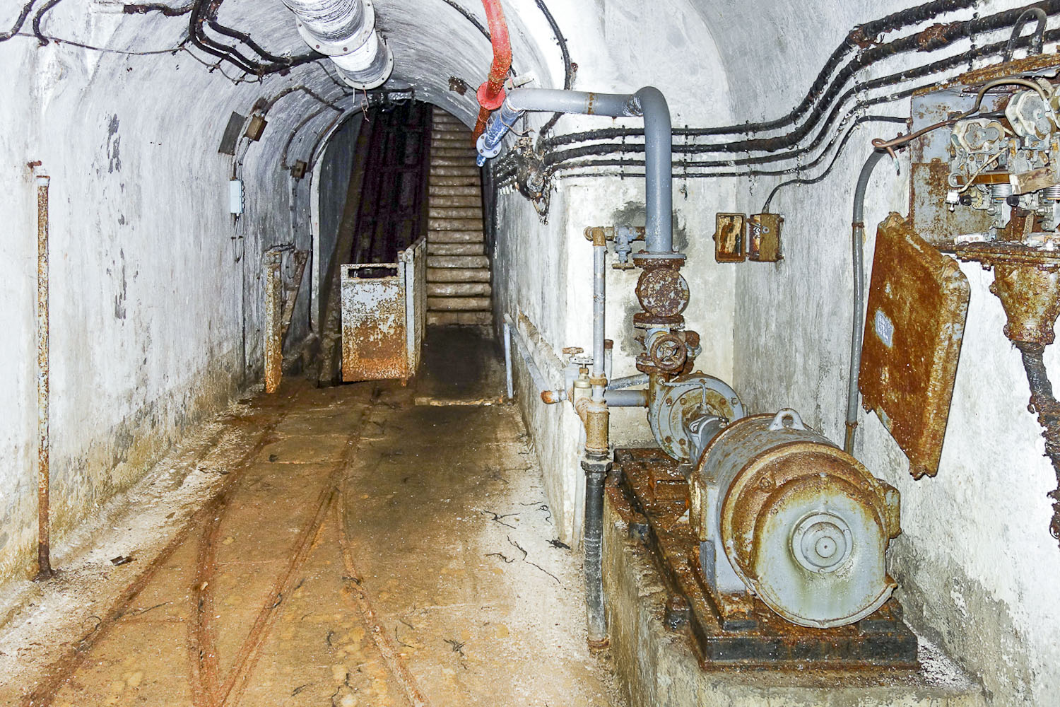 Ligne Maginot - LAVOIR - (Ouvrage d'artillerie) - Entrée munitions
Pied du plan incliné et pompe à eau