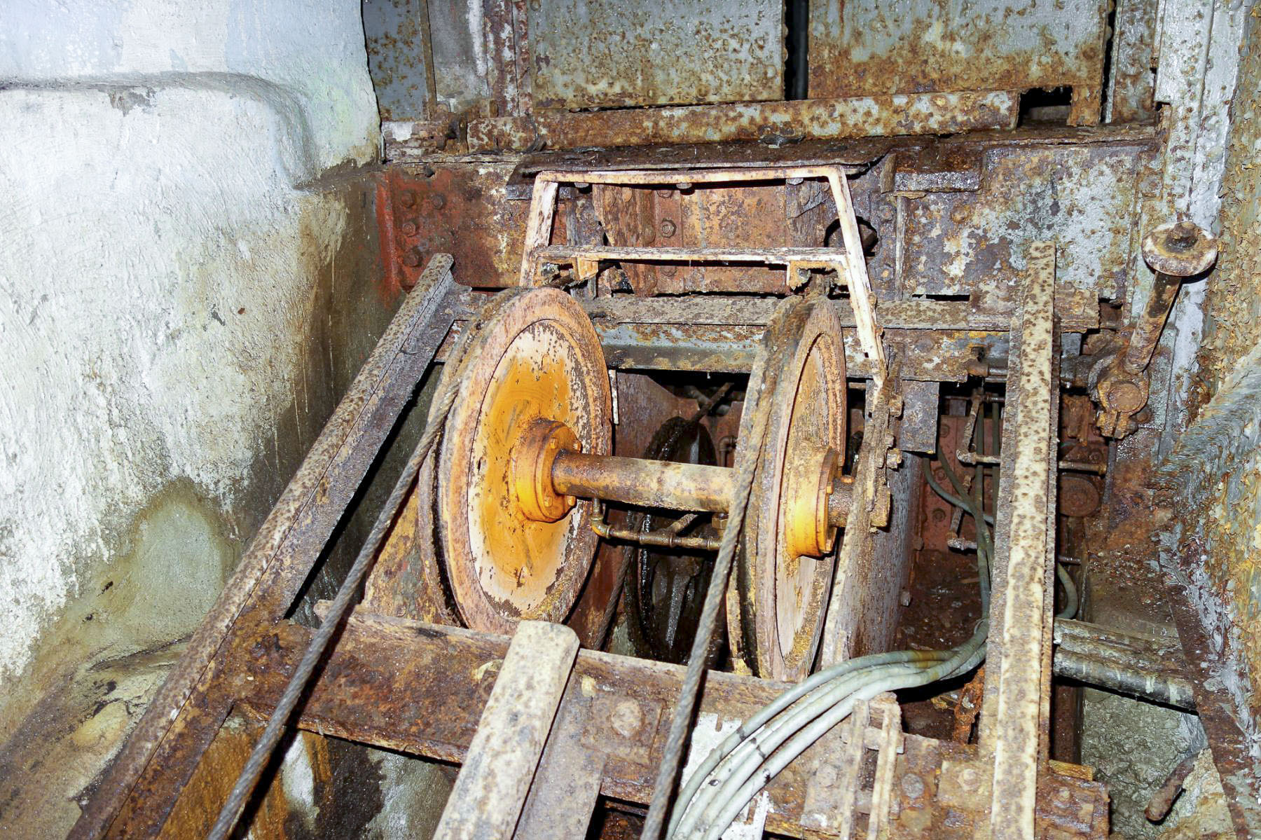 Ligne Maginot - LAVOIR - (Ouvrage d'artillerie) - Plan incliné
Poulies au sommet du plan - Michel Teiten
