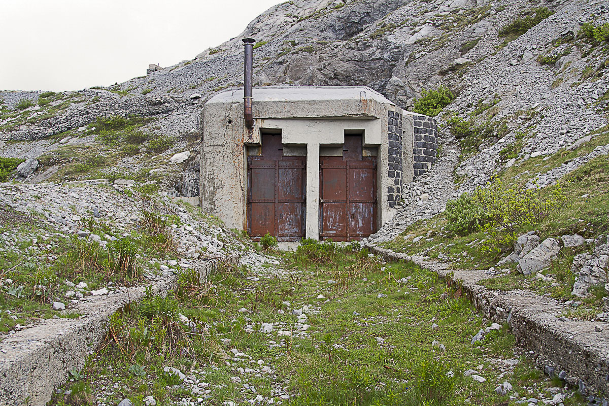 Ligne Maginot - PAS DU ROC - (Ouvrage d'artillerie) - L'entrée de l'ouvrage
Vue du coté de l'entrée téléphérique dont on voit la voie d'arrivée au sol