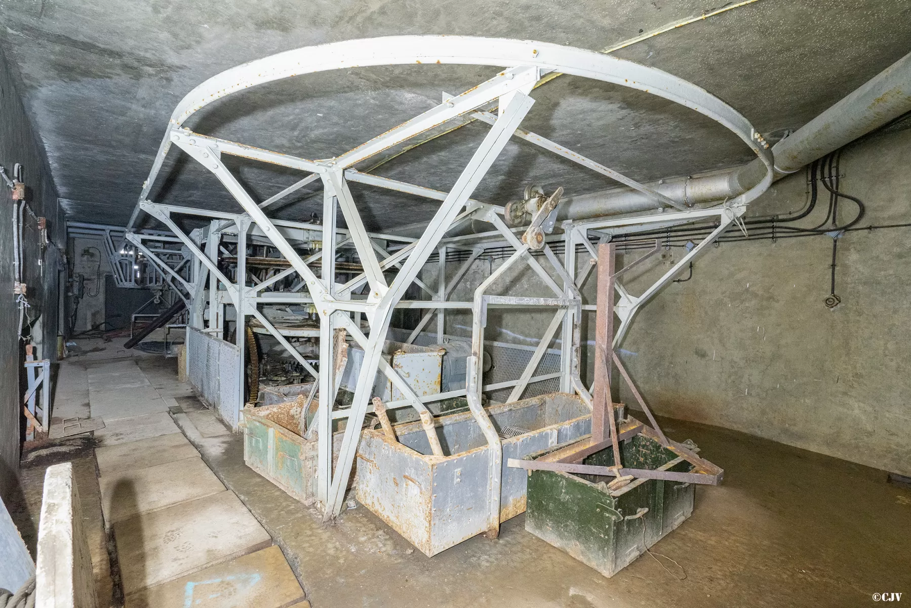 Ligne Maginot - PAS DU ROC - (Ouvrage d'artillerie) - L'entrée de l'ouvrage
Le mécanisme du téléphérique - Lia VERMEULEN