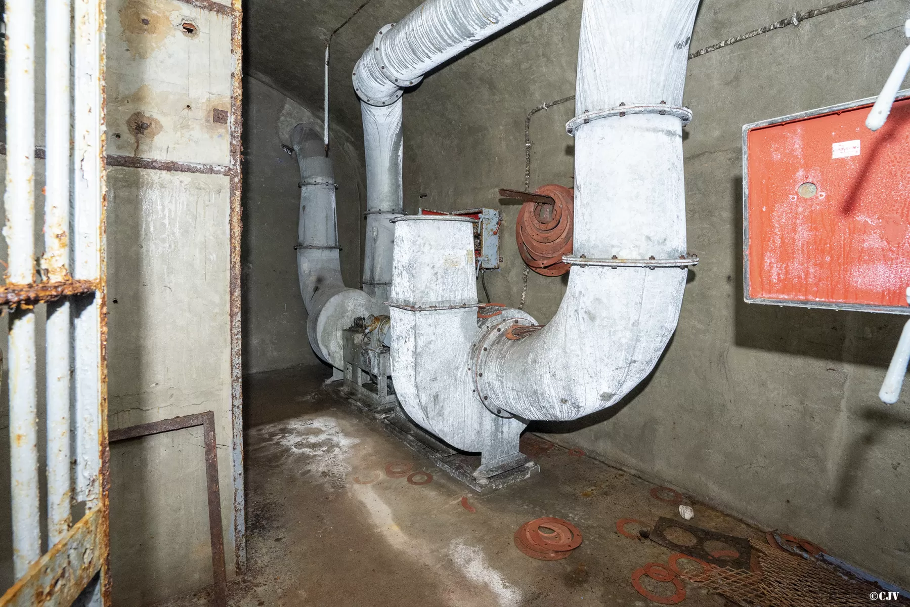 Ligne Maginot - PAS DU ROC - (Ouvrage d'artillerie) - L'entrée de l'ouvrage
Vestiges du système de ventilation - Lia VERMEULEN