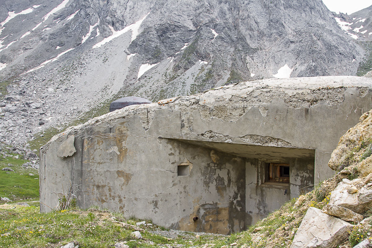 Ligne Maginot - PAS DU ROC - (Ouvrage d'artillerie) - Bloc 1
Casemate mitrailleuse et cloche JM à gauche