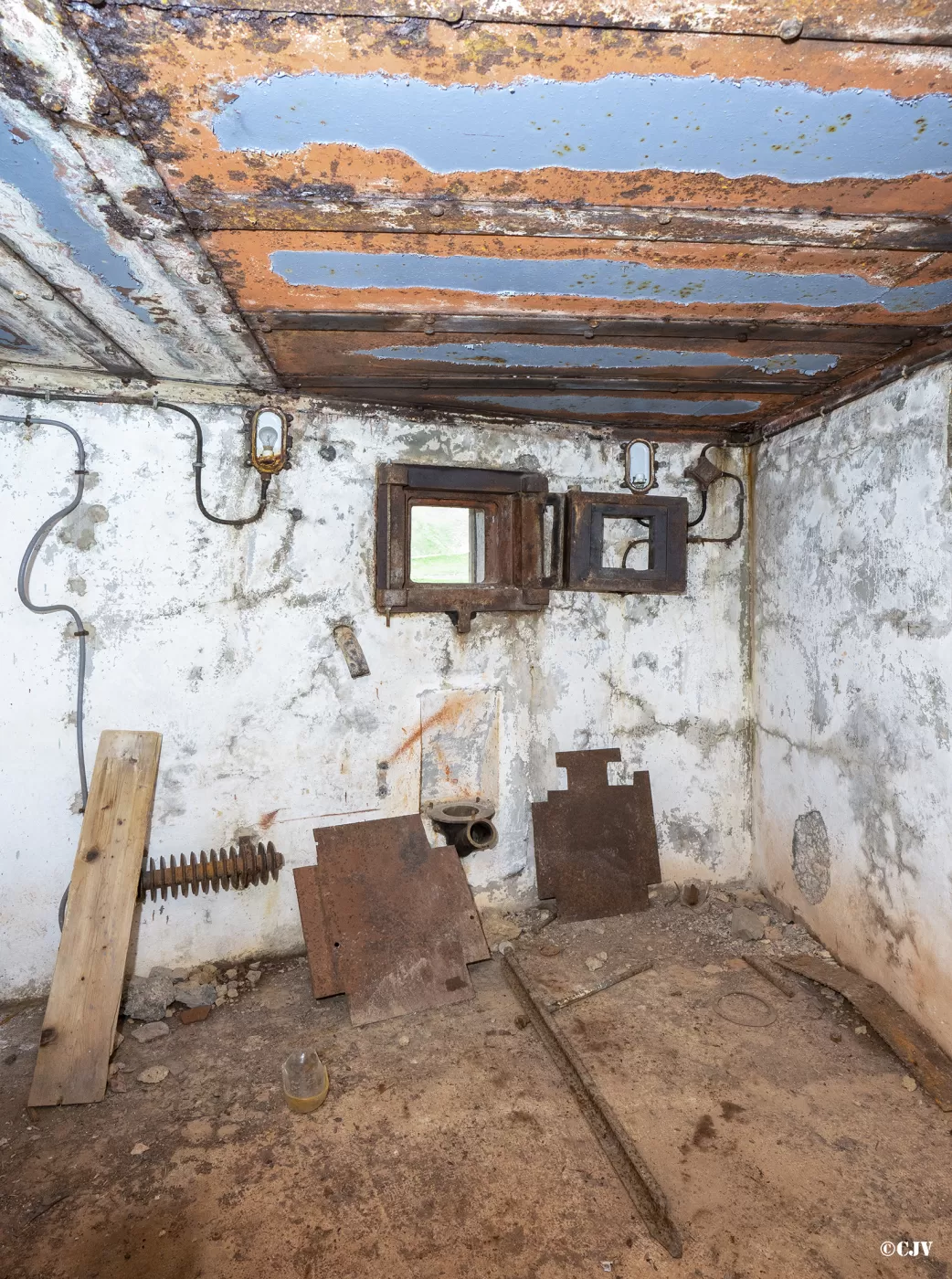 Ligne Maginot - PAS DU ROC - (Ouvrage d'artillerie) - Bloc 1
Chambre de tir avec le créneau mitrailleuse - Lia VERMEULEN