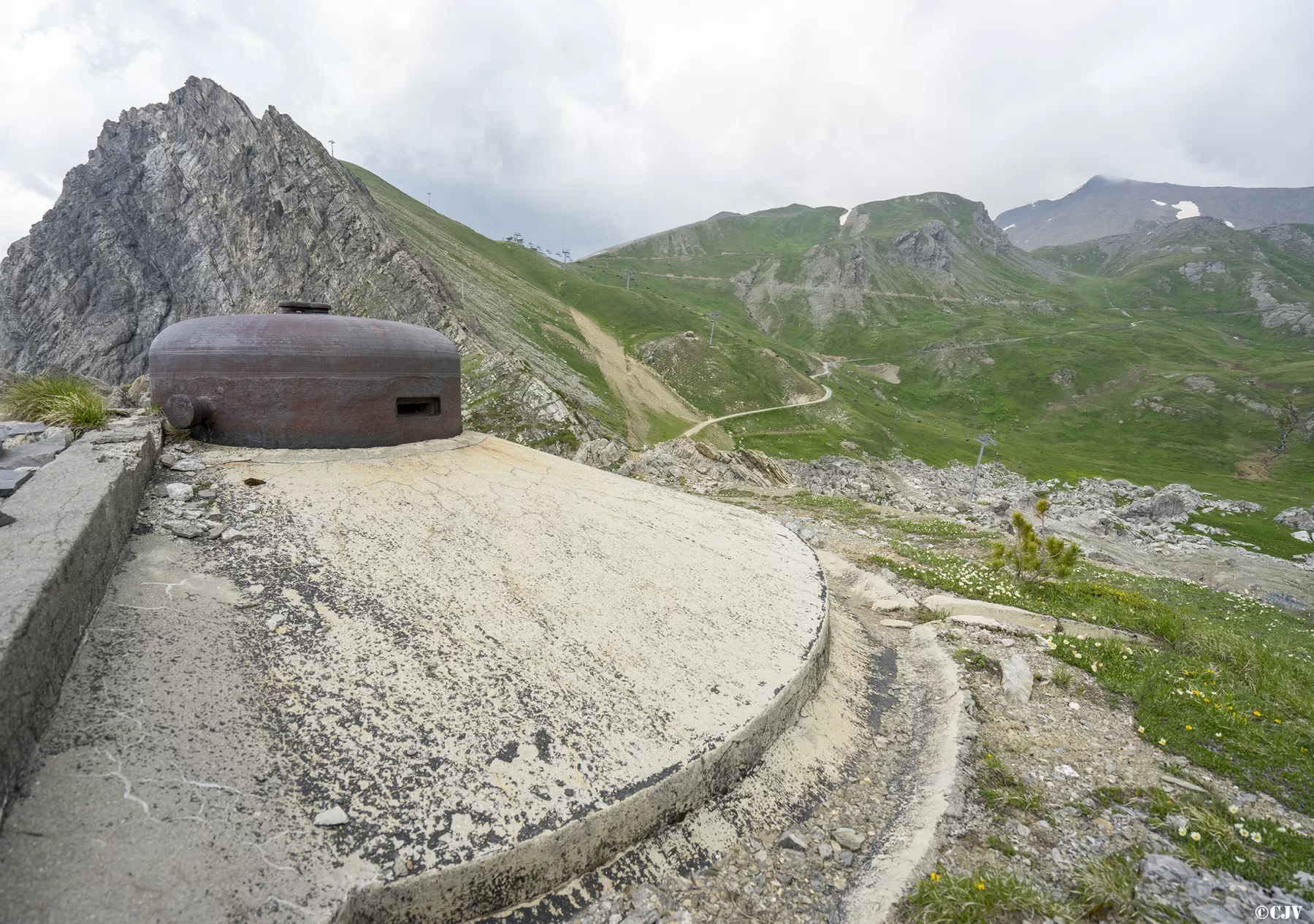 Ligne Maginot - PAS DU ROC - (Ouvrage d'artillerie) - Bloc 2
Cloche VDP couvrant le Col d'Arrondaz et le Vallon de Fréjus - Lia VERMEULEN