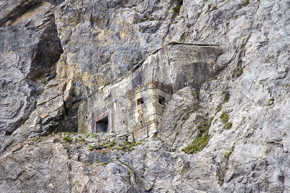 Ligne Maginot - PAS DU ROC - (Ouvrage d'artillerie) - Bloc 3
Vue depuis la route d'accès
Noter la position pour arme d'infanterie rajoutée sur la corniche devant la façade du bloc lui même