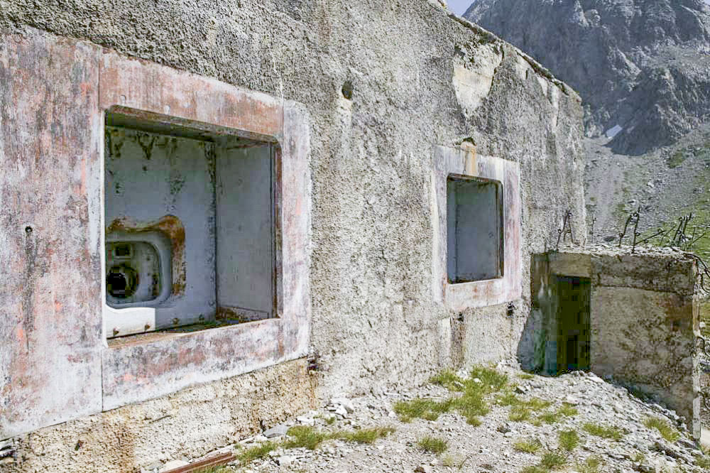 Ligne Maginot - PAS DU ROC - (Ouvrage d'artillerie) - Bloc 3
La façade avec le poste de tir pour FM auquel on accède par la sortie de secours du bloc