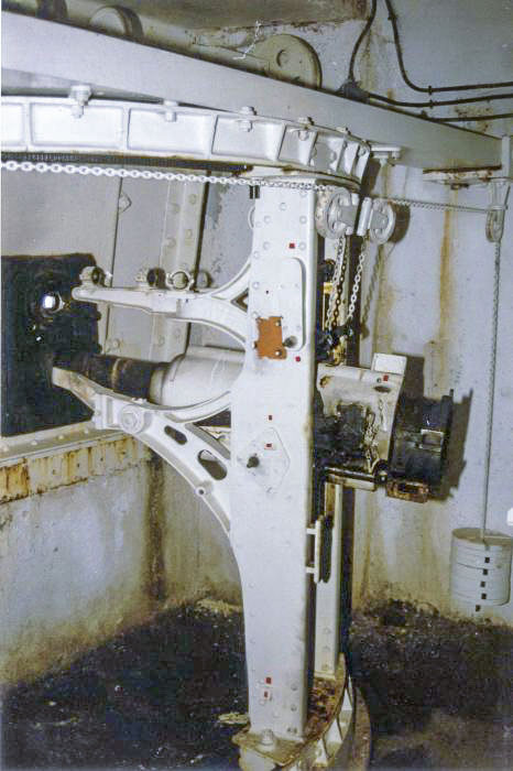 Ligne Maginot - PAS DU ROC - (Ouvrage d'artillerie) - Bloc 3
Canon de 75 mm
Noter la découpe faite au chalumeau sur le canon pour le neutraliser