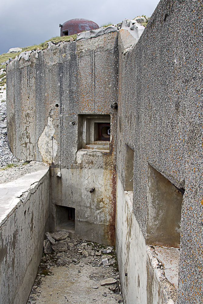Ligne Maginot - PAS DU ROC - (Ouvrage d'artillerie) - Bloc 4
Créneaux vers le Nord. 
La sortie de secours est bien visible au fond du fossé diamant