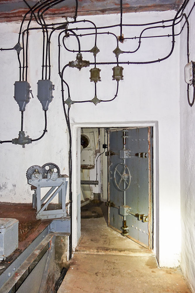 Ligne Maginot - PAS DU ROC - (Ouvrage d'artillerie) - Bloc 4
Porte étanche de la chambre de tir vers Arrondaz.
On devine un mortier de 81 à l'arrière-plan.