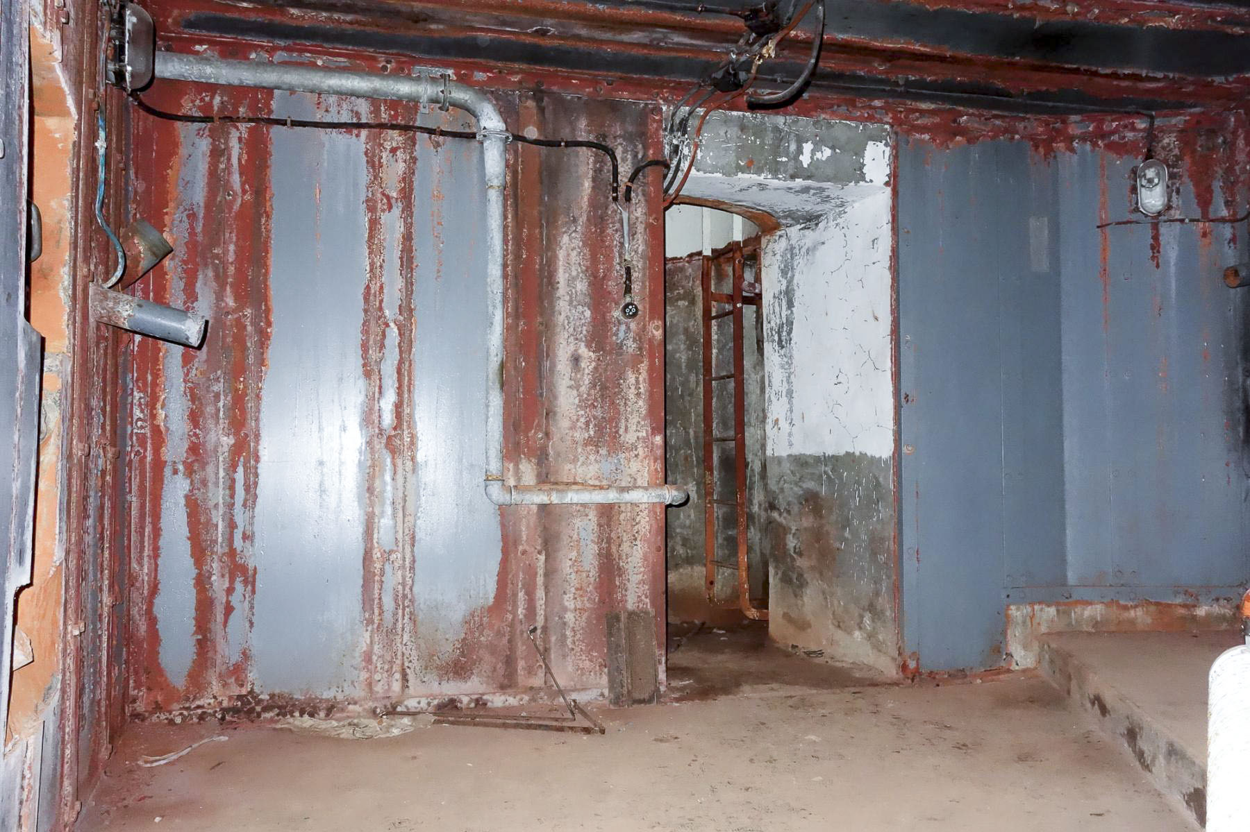 Ligne Maginot - PAS DU ROC - (Ouvrage d'artillerie) - Bloc 4
La chambre de tir des deux FMs (à gauche et à droite) et l'accès à la cloche GFM (au centre) - Michel Teiten