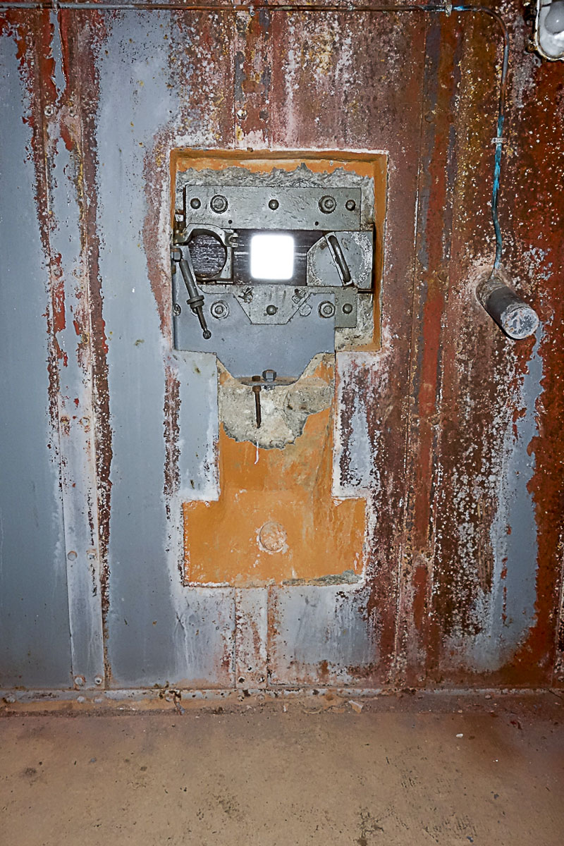 Ligne Maginot - PAS DU ROC - (Ouvrage d'artillerie) - Bloc 4
Créneau FM de défense du fossé de la casemate des mortiers de 81 Nord - Michel Teiten