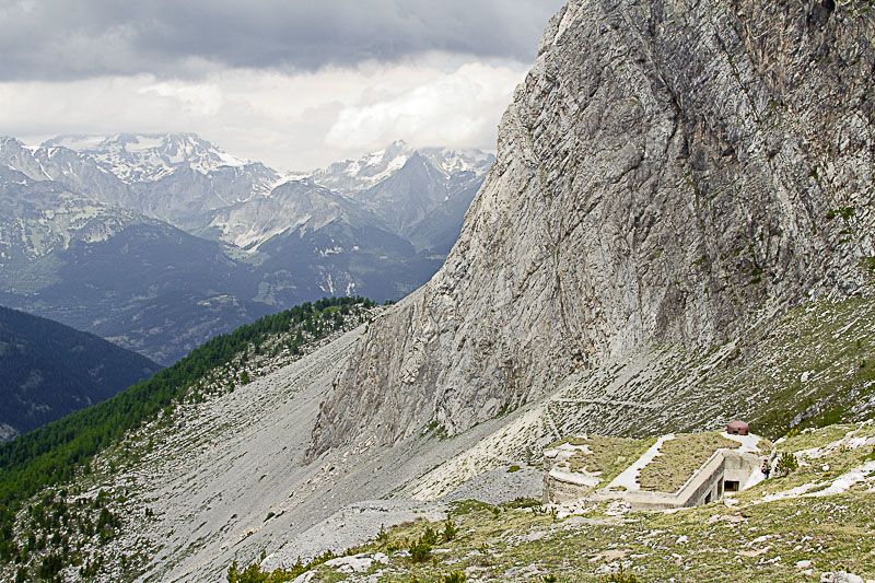 Ligne Maginot - PAS DU ROC - (Ouvrage d'artillerie) - Bloc 4
Le bloc dans le cadre majestueux des sommets environnants (Vanoise en arrière-plan)
