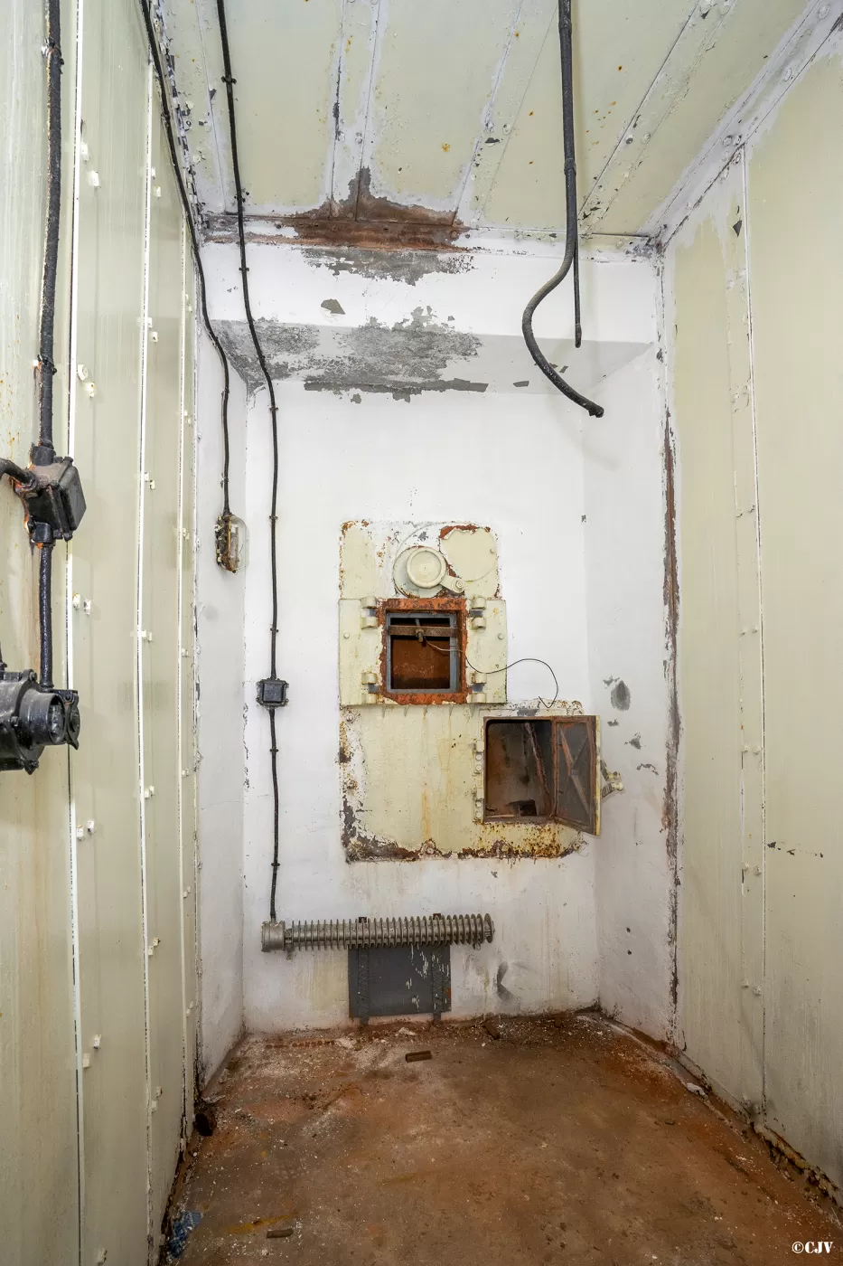 Ligne Maginot - PAS DU ROC - (Ouvrage d'artillerie) - Bloc 4
Chambre de tir du mortier de 50 mm - Lia VERMEULEN