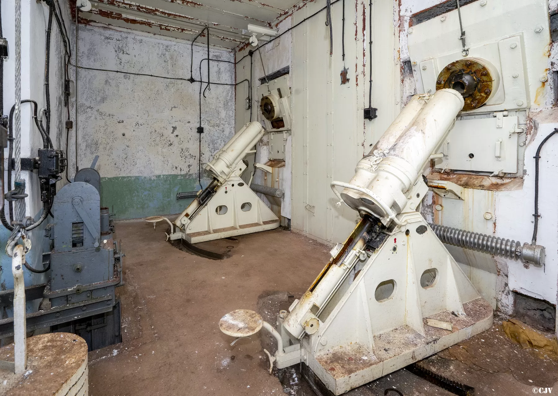 Ligne Maginot - PAS DU ROC - (Ouvrage d'artillerie) - Bloc 4
Chambre de tir vers Arrondaz
Mortier de 81 mle 32
Les tubes ont été coupés pour neutraliser les armes - Lia VERMEULEN