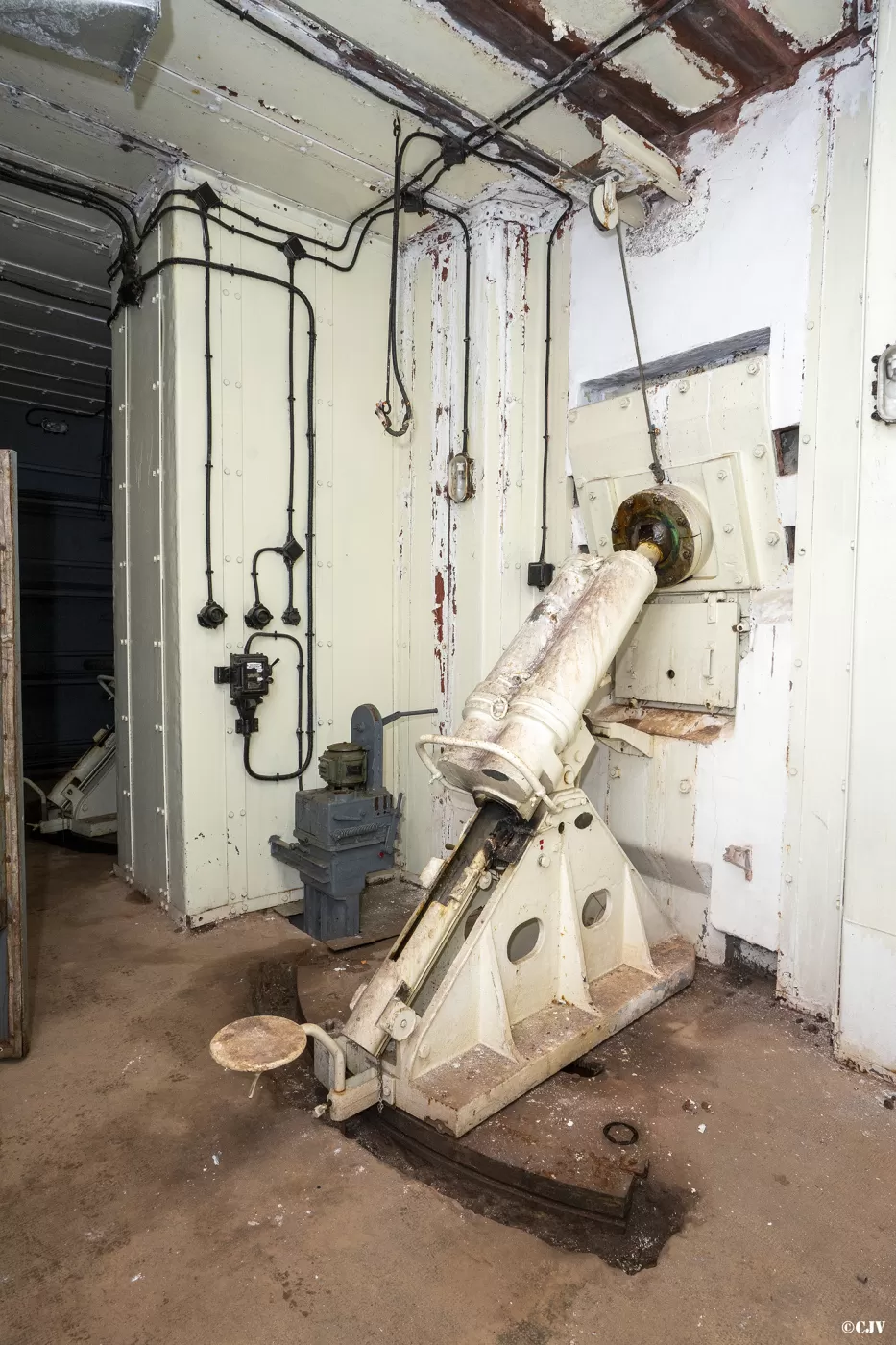 Ligne Maginot - PAS DU ROC - (Ouvrage d'artillerie) - Bloc 4
Chambre de tir vers le Col de Fréjus
Mortier de 81 mle 32 - Lia VERMEULEN