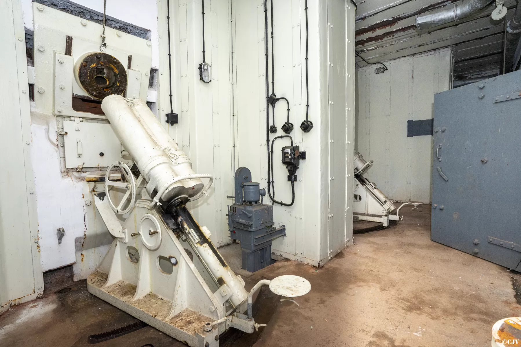Ligne Maginot - PAS DU ROC - (Ouvrage d'artillerie) - Bloc 4
Chambre de tir vers le Col de Fréjus
Mortier de 81 mle 32 - Lia VERMEULEN