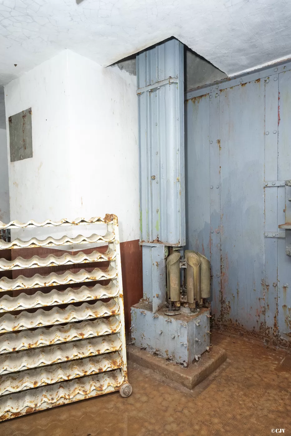 Ligne Maginot - PAS DU ROC - (Ouvrage d'artillerie) - Bloc 4
Magasin à munition en sous sol
Noria d'alimentation d'un mortier de la chambre de tir vers le Col de Fréjus - Lia VERMEULEN