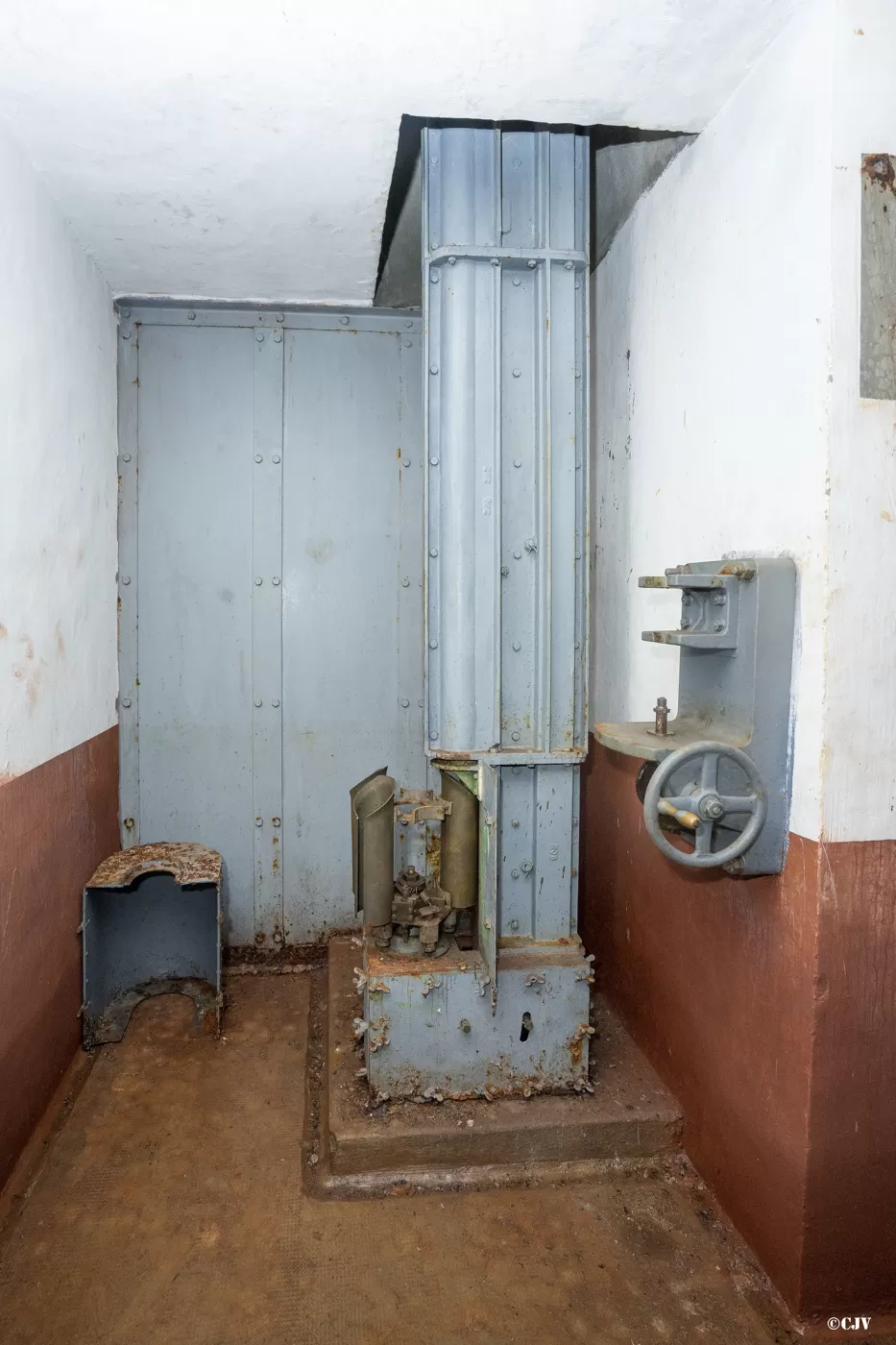 Ligne Maginot - PAS DU ROC - (Ouvrage d'artillerie) - Bloc 4
Magasin à munition en sous sol
Noria d'alimentation d'un mortier de la chambre de tir vers le Col de Fréjus - Lia VERMEULEN