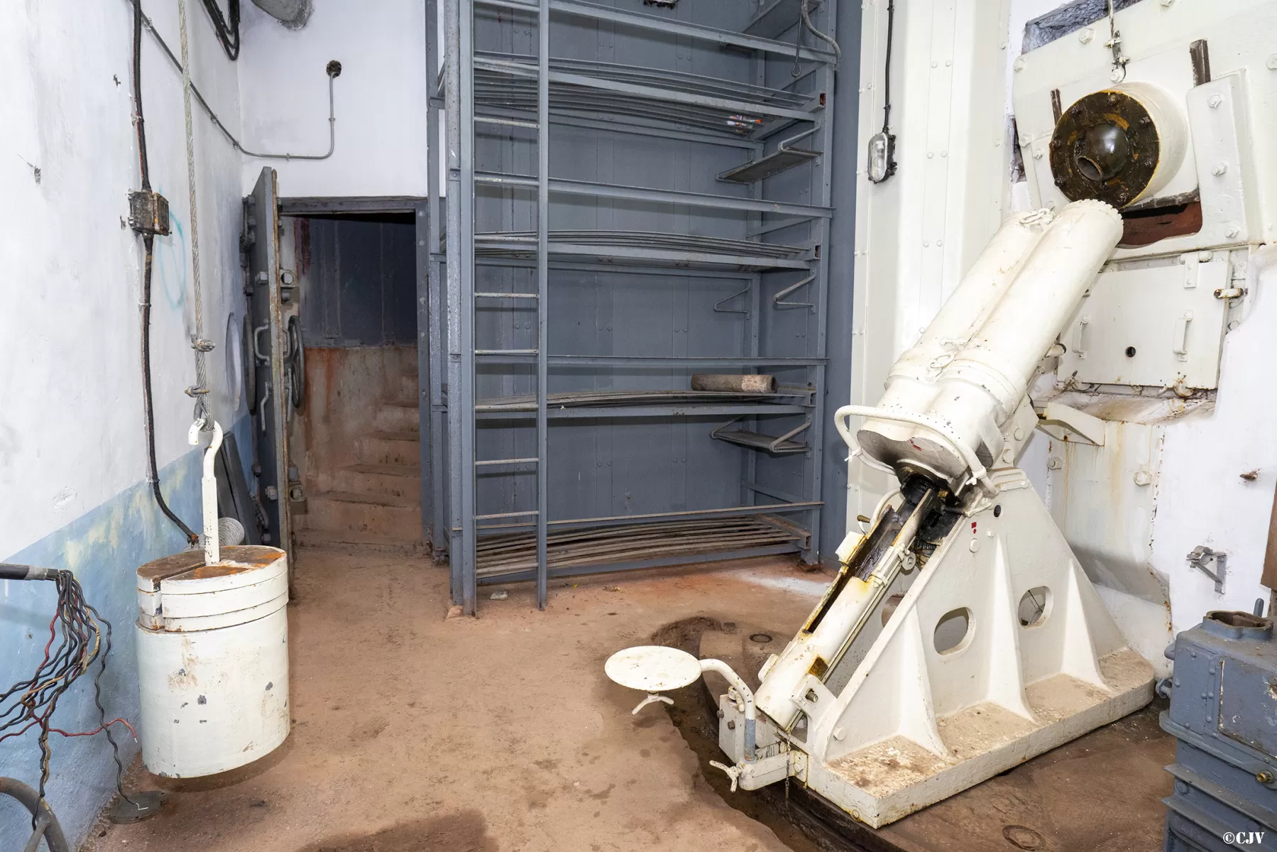 Ligne Maginot - PAS DU ROC - (Ouvrage d'artillerie) - Bloc 4
Chambre de tir vers le Col de Fréjus
Au fond l'escalier vers la chambre de tir d'infanterie - Lia VERMEULEN