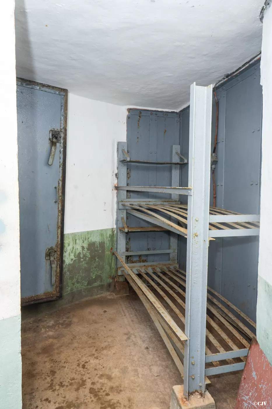 Ligne Maginot - PAS DU ROC - (Ouvrage d'artillerie) - Bloc 4
Chambre
La porte ferme le couloir de l'issue de secours - Lia VERMEULEN