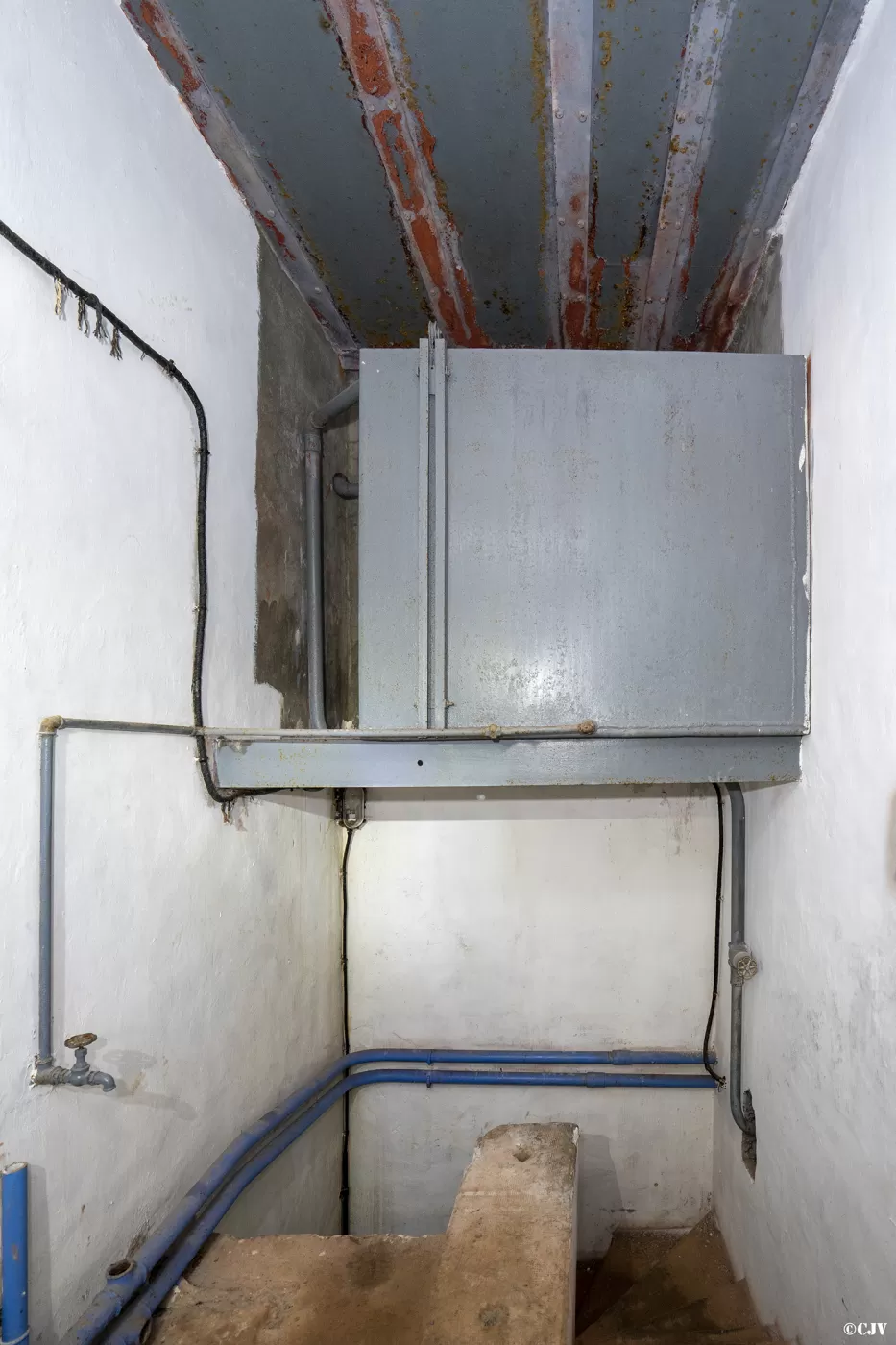 Ligne Maginot - PAS DU ROC - (Ouvrage d'artillerie) - Bloc 4
Citerne en dessus des escaliers - Lia VERMEULEN