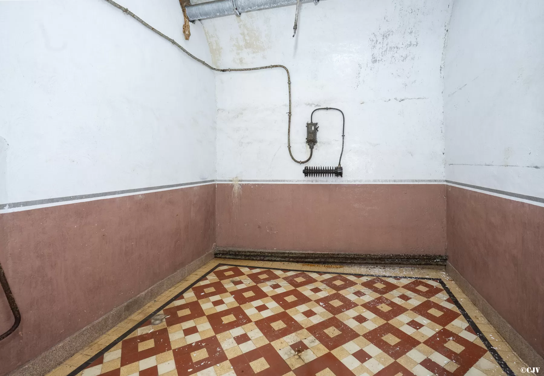 Ligne Maginot - PAS DU ROC - (Ouvrage d'artillerie) - Caserne
Le motif des carreaux est toujours différent - Lia VERMEULEN