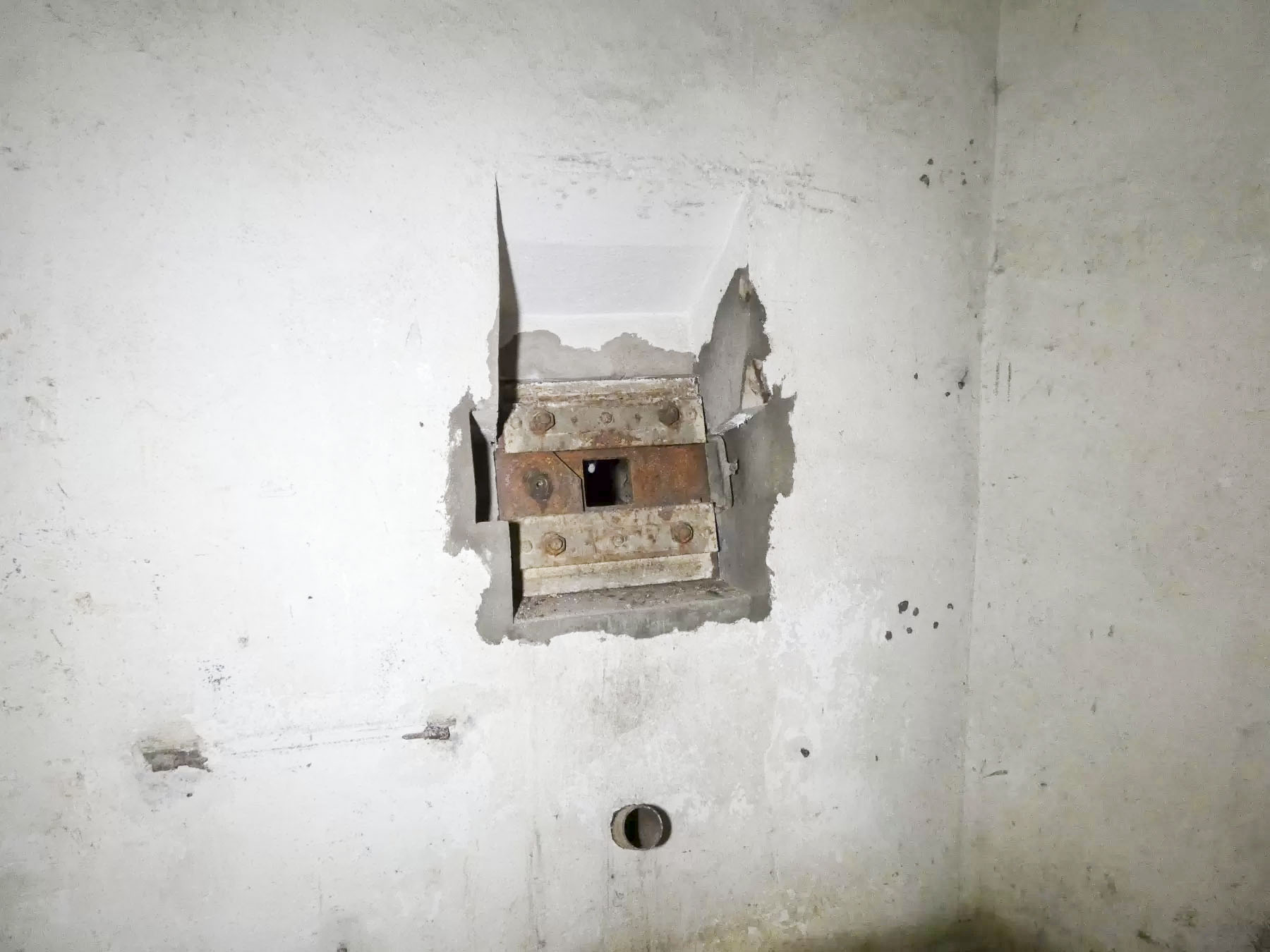 Ligne Maginot - BOIS KARRE - X12 - (Abri) - Le créneau FM de la chambre de tir ouest. - STENGER Mathieu