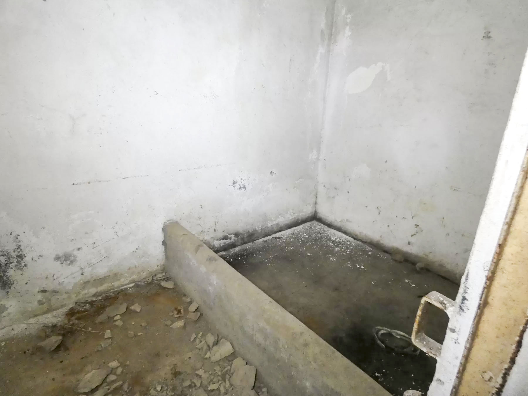 Ligne Maginot - BOIS KARRE - X12 - (Abri) - Le local de stockage des combustibles.
(combustible pour la cuisine et la chaudière) - STENGER Mathieu