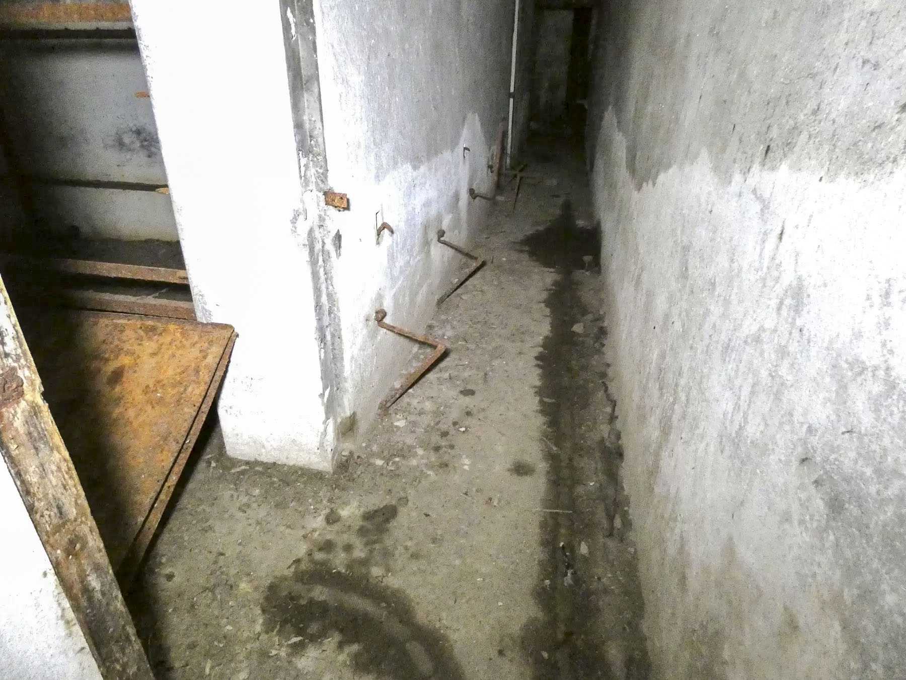 Ligne Maginot - BOIS KARRE - X12 - (Abri) - La galerie arrière de l'abri.
Il reste des supports pour les tablettes rabattables. - STENGER Mathieu