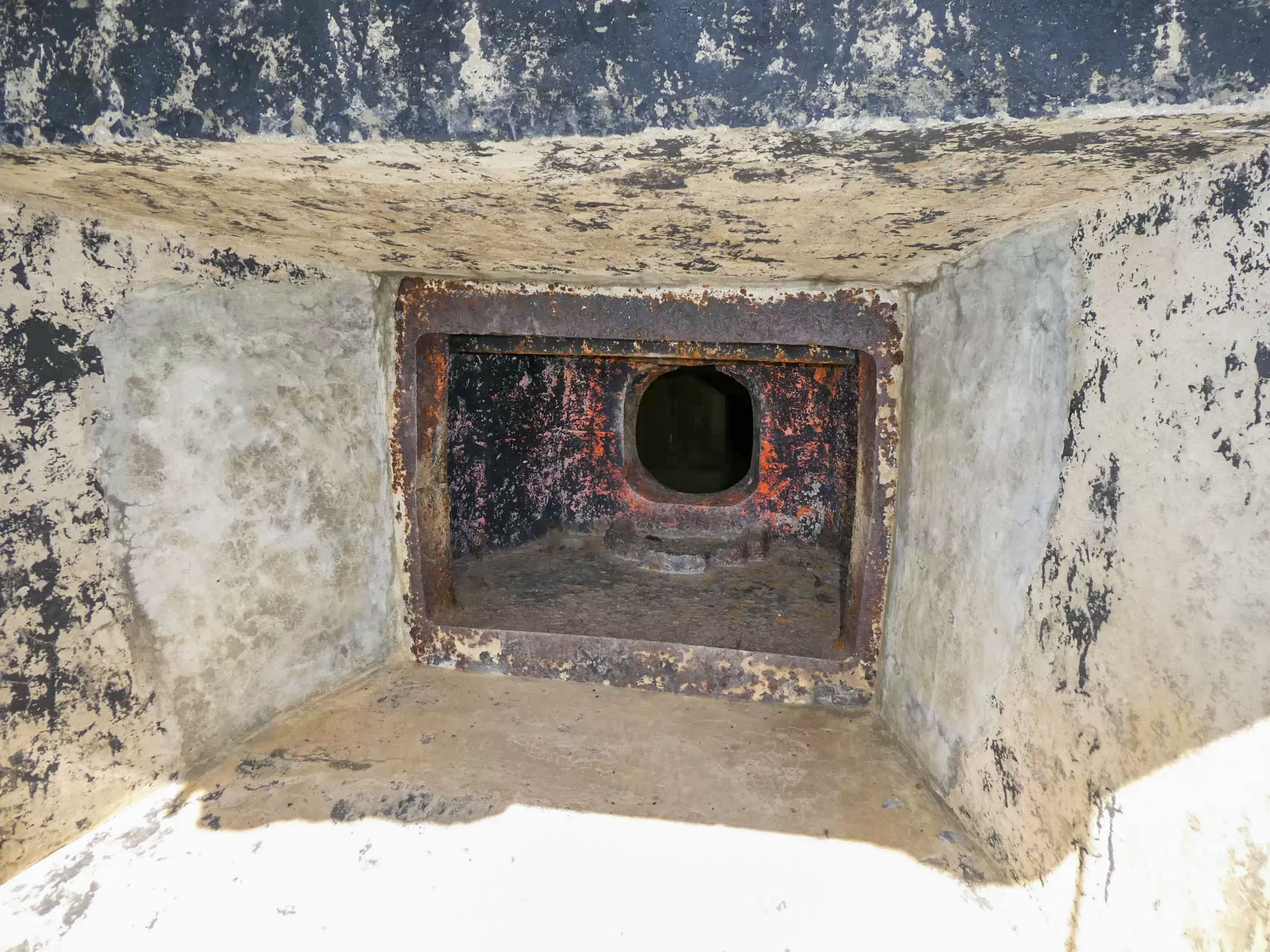 Ligne Maginot - FREJUS - (Ouvrage d'infanterie) - Bloc 2
Détail du créneau mitrailleuse avec trémie C2R