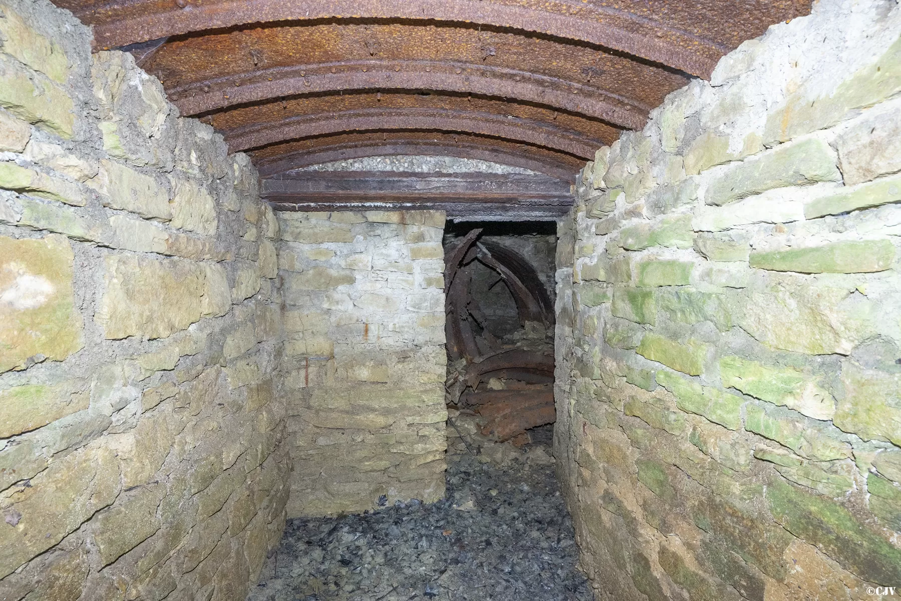 Ligne Maginot - MEDERCHEN SUD - (Abri) - Ici les murs sont en brique - Lia VERMEULEN