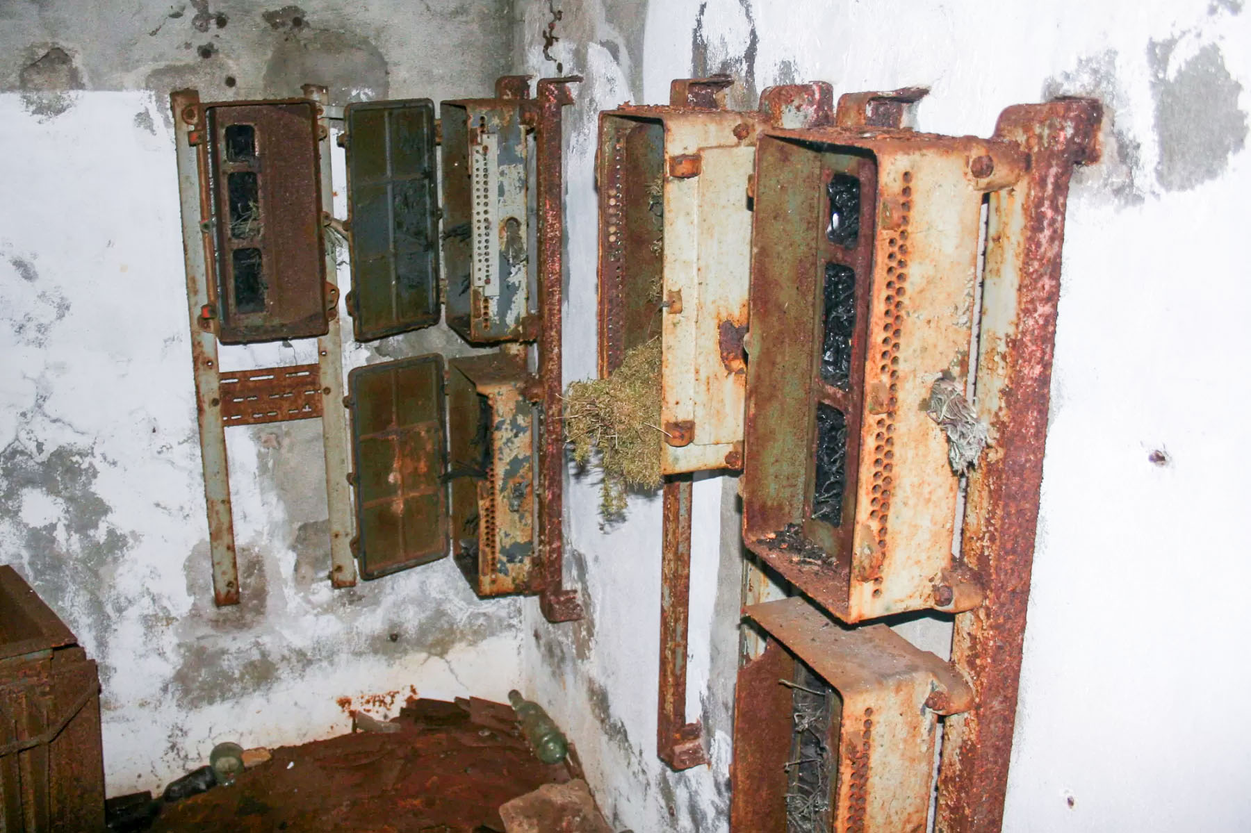 Ligne Maginot - CB318 - GINSKLOPP EST - (Blockhaus pour arme infanterie) - Restes des équipements téléphoniques installés dans le cadre de l'OTAN - Michel Teiten