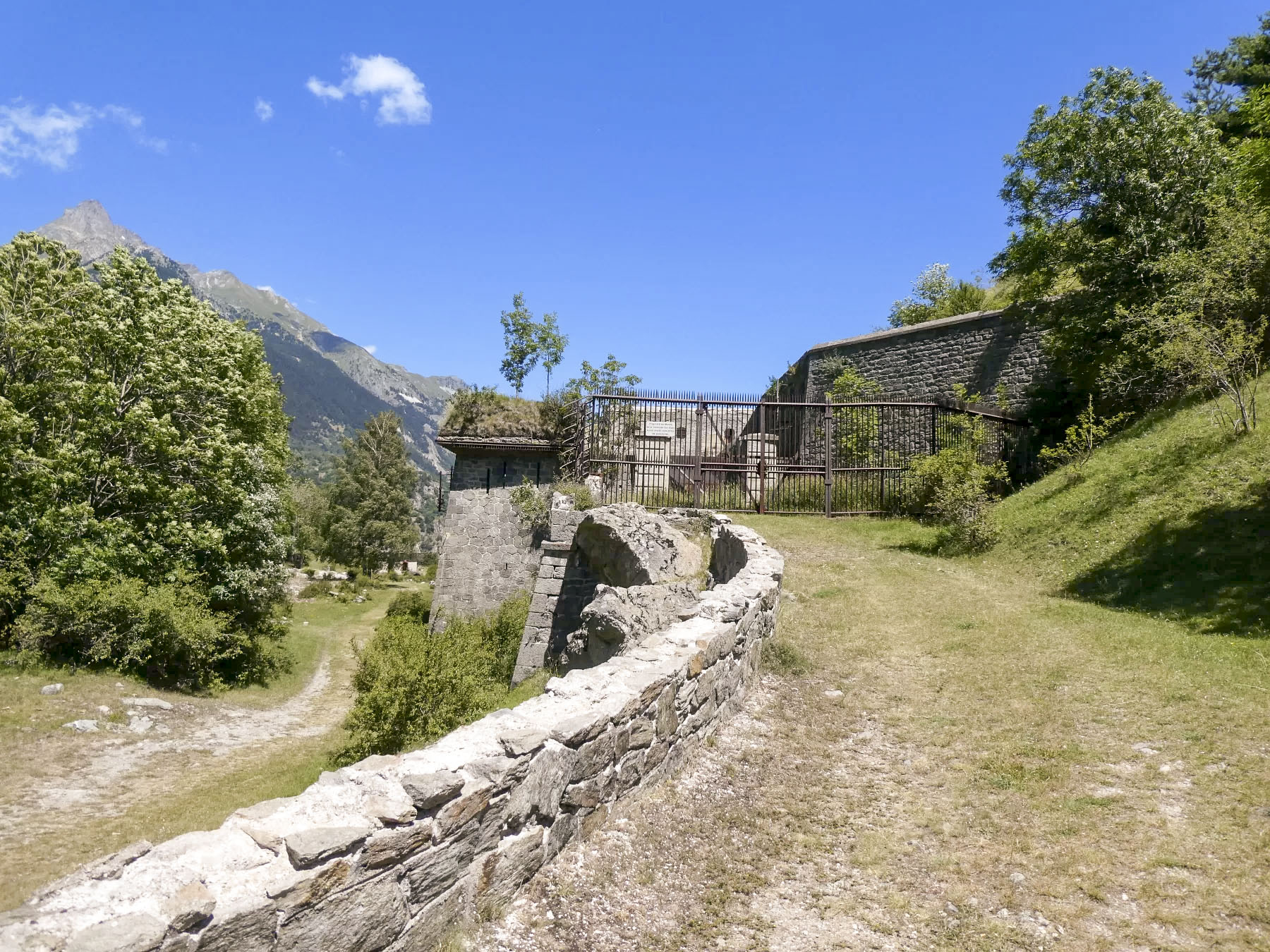 Ligne Maginot - REPLATON (QUARTIER ARC - 71° BAF) - (Position d'artillerie préparée) - Le chemin d'accès au fort avec ses grilles défensives - ELLENA Daniel - CUNY Philippe