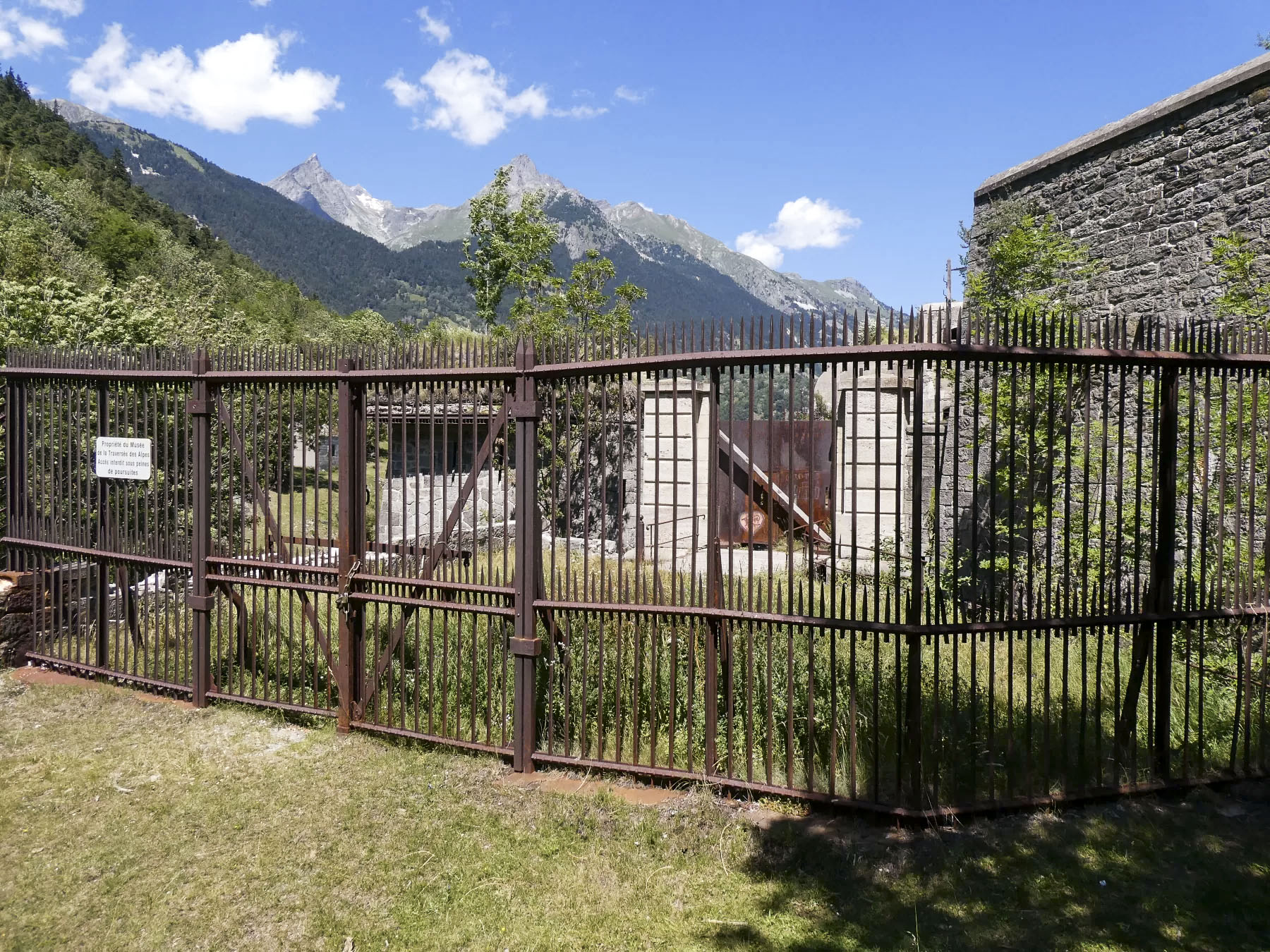 Ligne Maginot - REPLATON (QUARTIER ARC - 71° BAF) - (Position d'artillerie préparée) - Grille défensive de l'entrée - ELLENA Daniel - CUNY Philippe