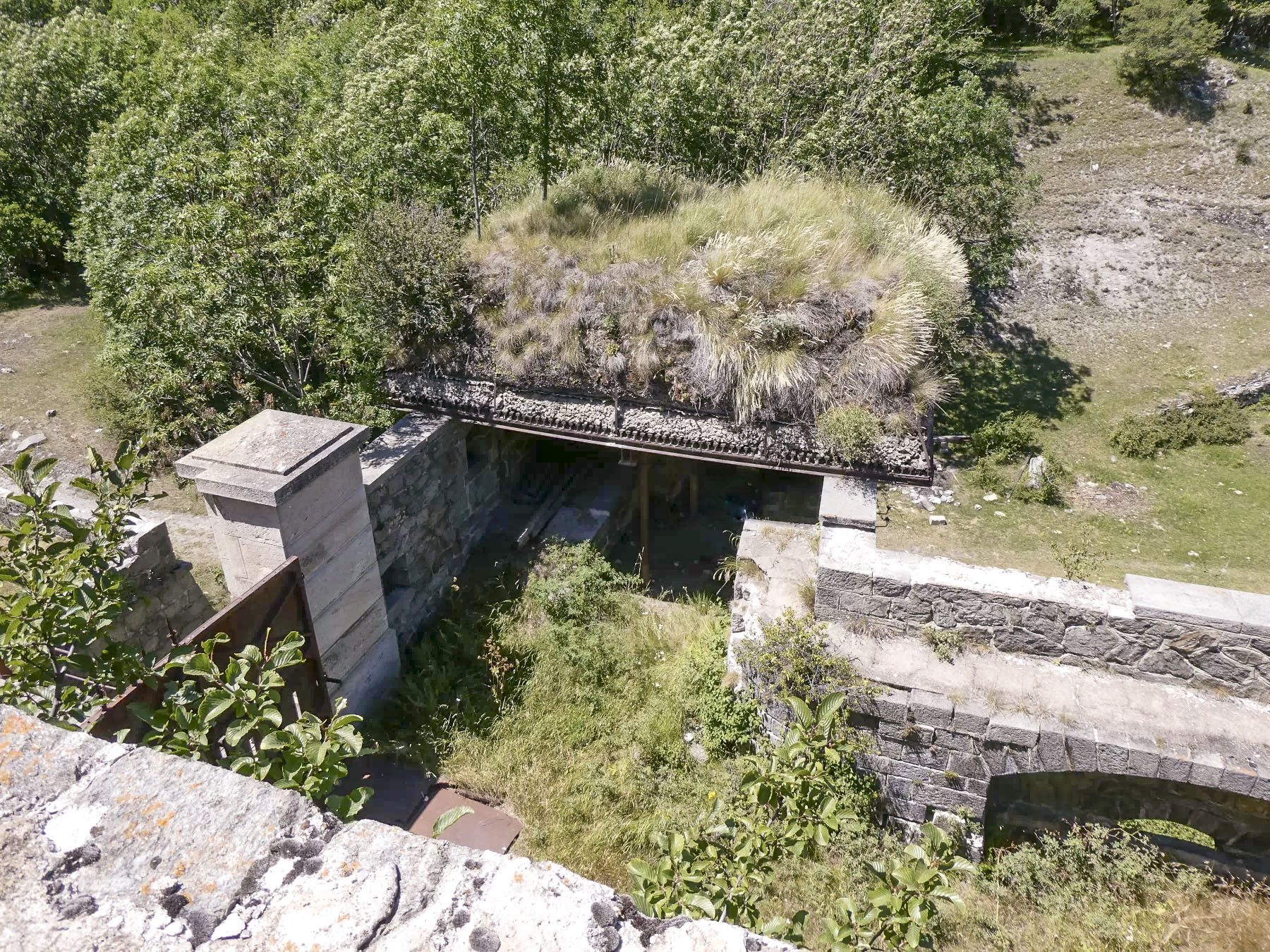Ligne Maginot - REPLATON (QUARTIER ARC - 71° BAF) - (Position d'artillerie préparée) - Bastionnet de gorge et portail d'entrée - ELLENA Daniel - CUNY Philippe