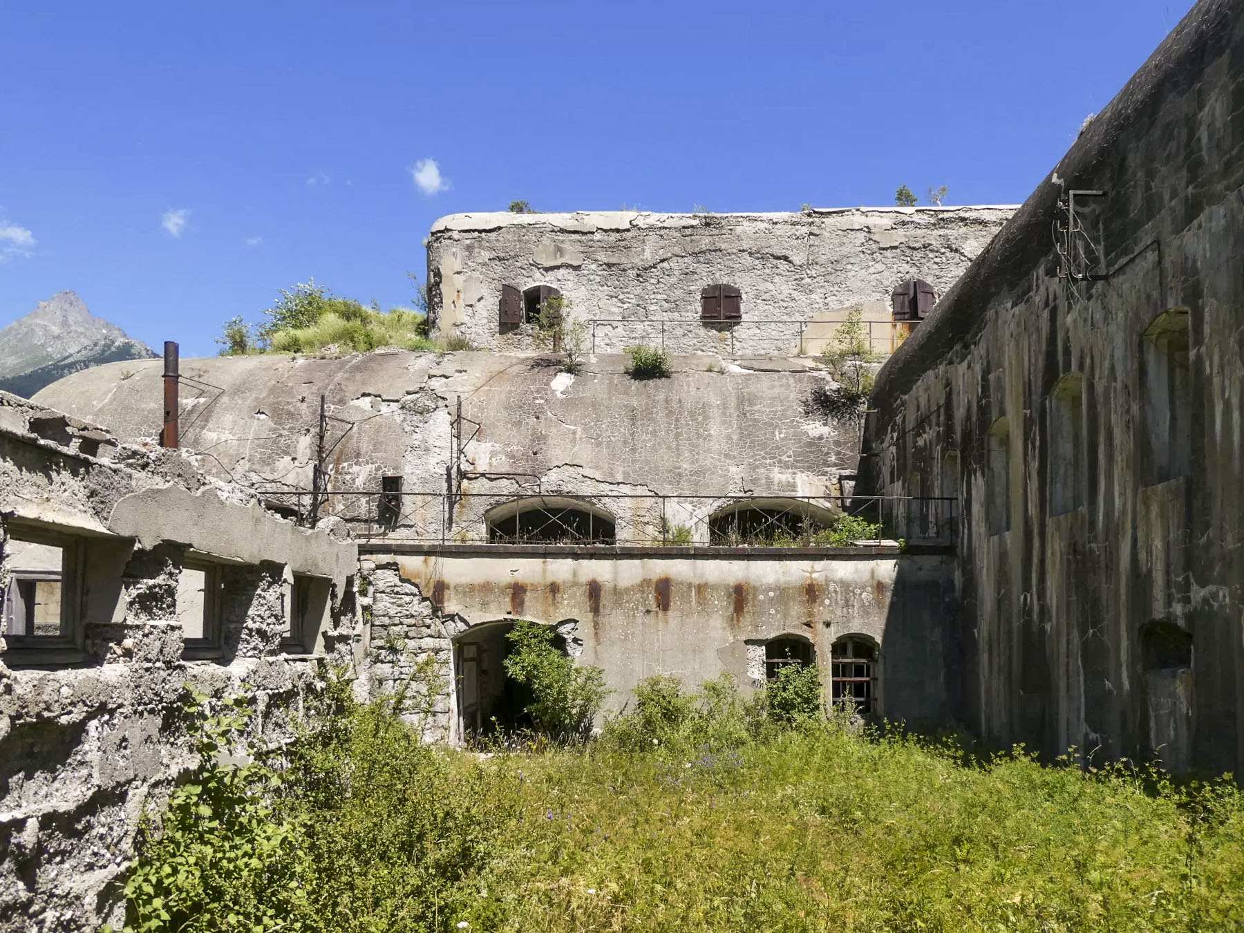 Ligne Maginot - REPLATON (QUARTIER ARC - 71° BAF) - (Position d'artillerie préparée) - Le casernement surmonté par la batterie A  - ELLENA Daniel - CUNY Philippe
