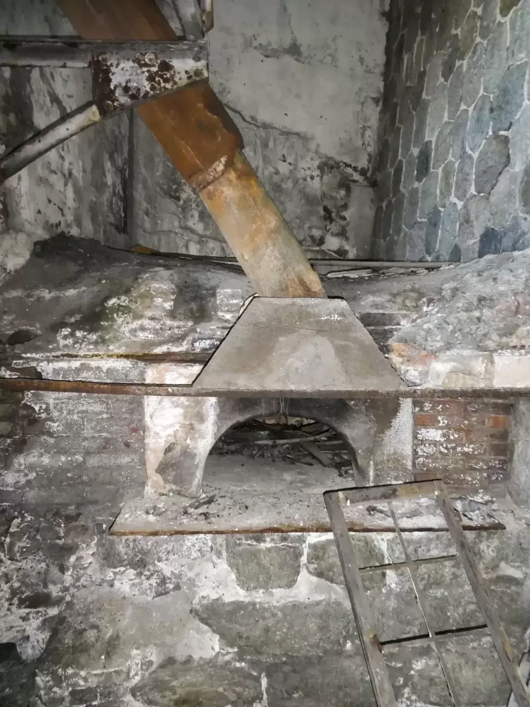 Ligne Maginot - REPLATON (QUARTIER ARC - 71° BAF) - (Position d'artillerie préparée) - Casernement
Four à pain - ELLENA Daniel - CUNY Philippe