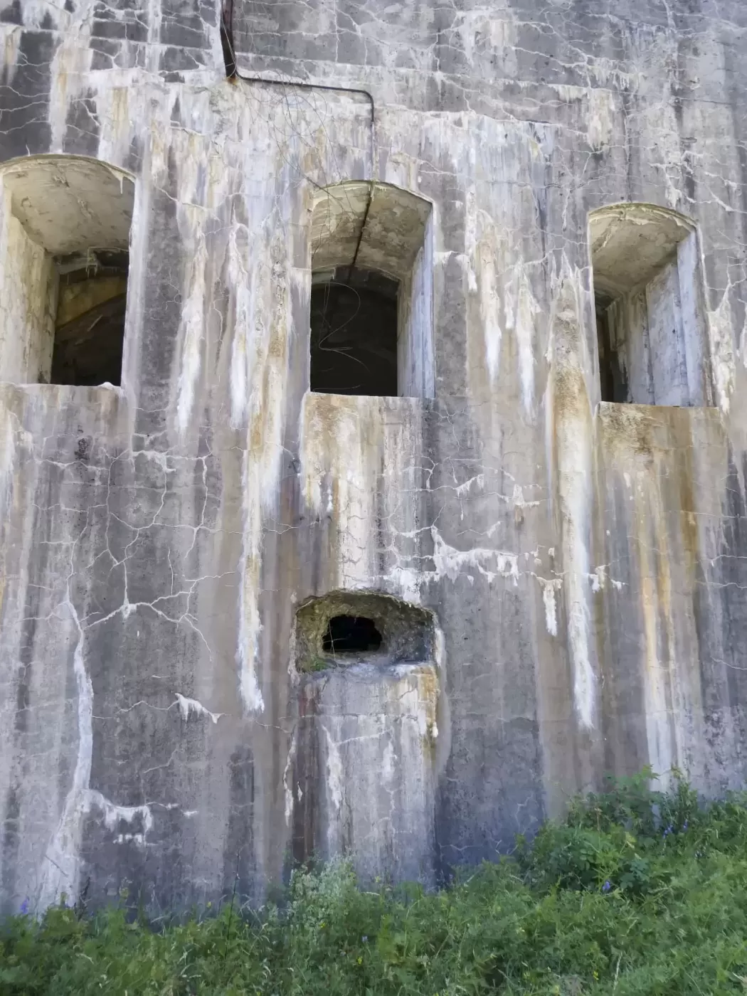 Ligne Maginot - REPLATON (QUARTIER ARC - 71° BAF) - (Position d'artillerie préparée) - Casernement
Le créneau aménagé dans une entrée du rez de chaussée pour couvrir la pente entre le Replaton et le Sapey - ELLENA Daniel - CUNY Philippe