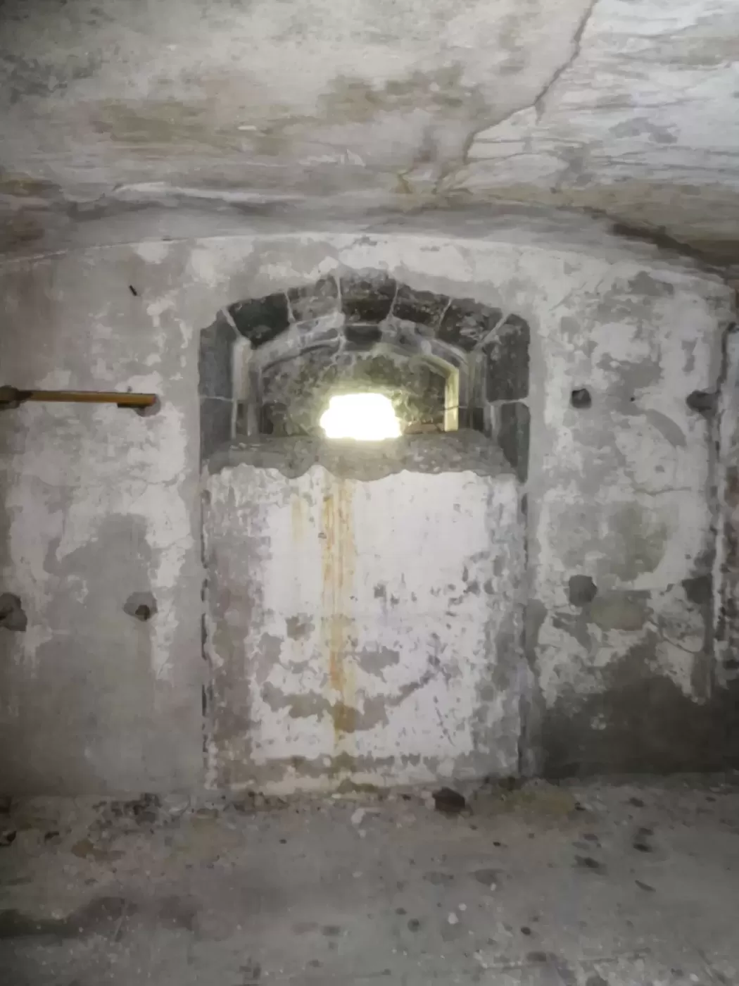 Ligne Maginot - REPLATON (QUARTIER ARC - 71° BAF) - (Position d'artillerie préparée) - Casernement
Le créneau aménagé dans une entrée du rez de chaussée pour couvrir la pente entre le Replaton et le Sapey - ELLENA Daniel - CUNY Philippe