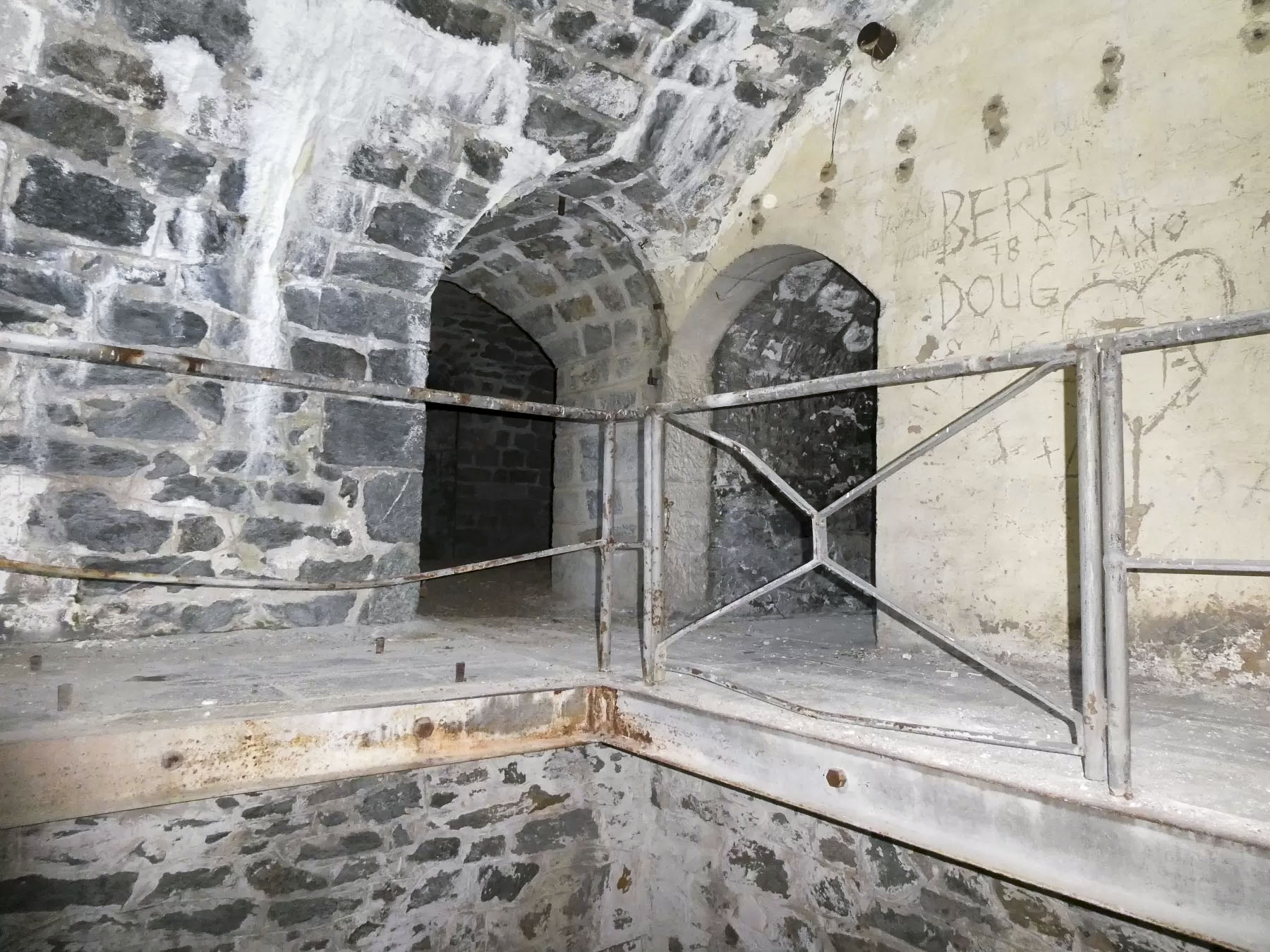 Ligne Maginot - REPLATON (QUARTIER ARC - 71° BAF) - (Position d'artillerie préparée) - Casernement
Galerie et accès à l'étage - ELLENA Daniel - CUNY Philippe