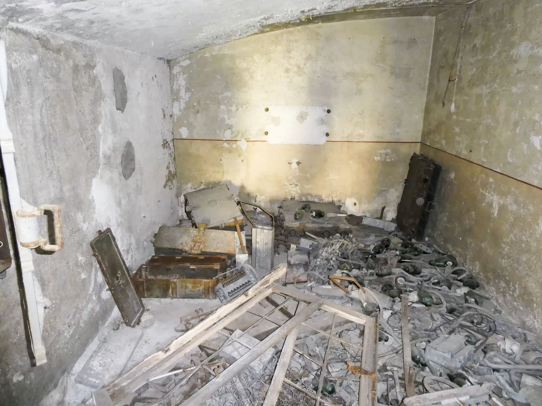 Ligne Maginot - REPLATON (QUARTIER ARC - 71° BAF) - (Position d'artillerie préparée) - Casernement
Central téléphonique TM 32 - ELLENA Daniel - CUNY Philippe