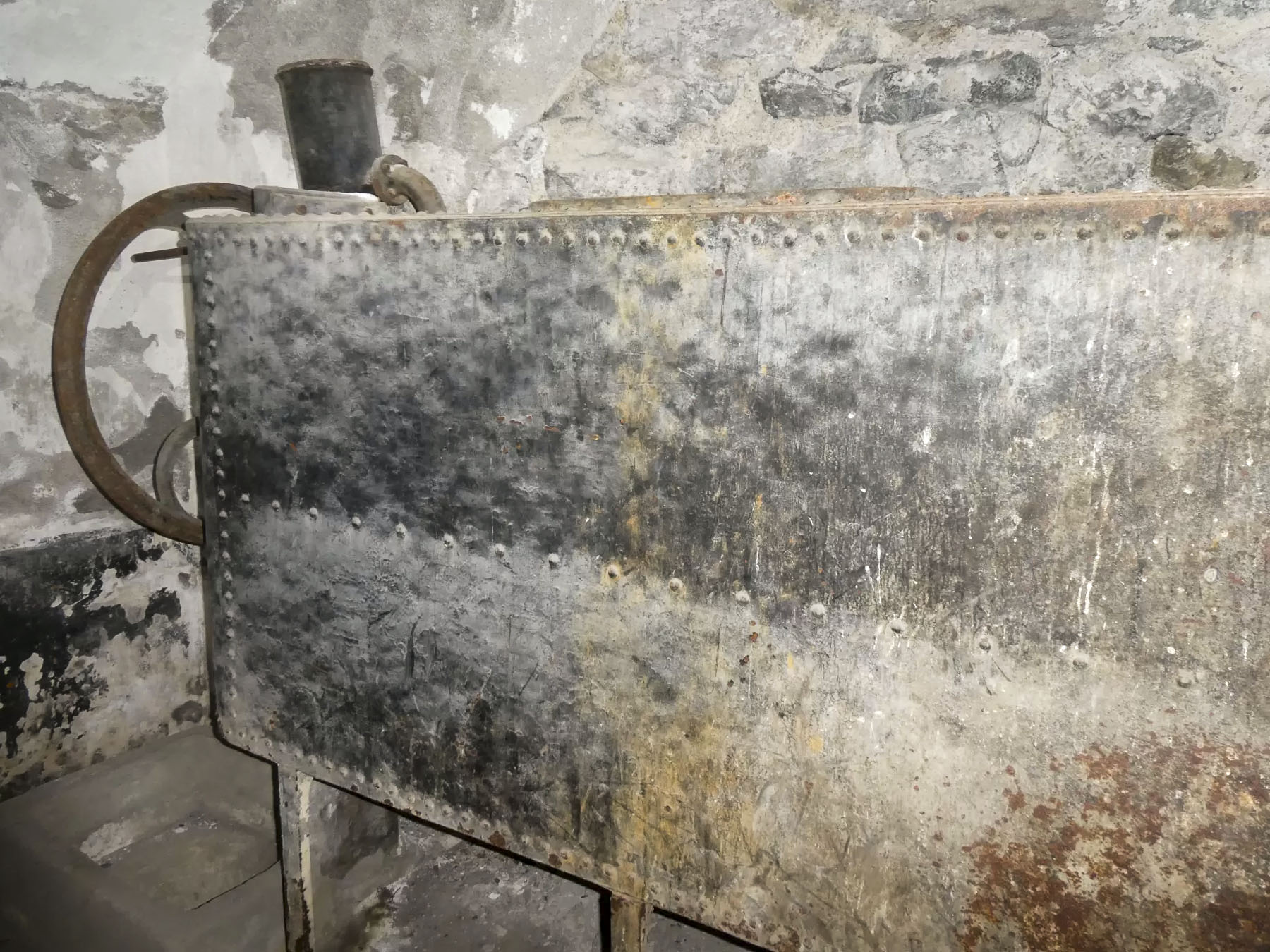 Ligne Maginot - REPLATON (QUARTIER ARC - 71° BAF) - (Position d'artillerie préparée) - Casernement
Pompe de puisage et citerne de distribution - ELLENA Daniel - CUNY Philippe