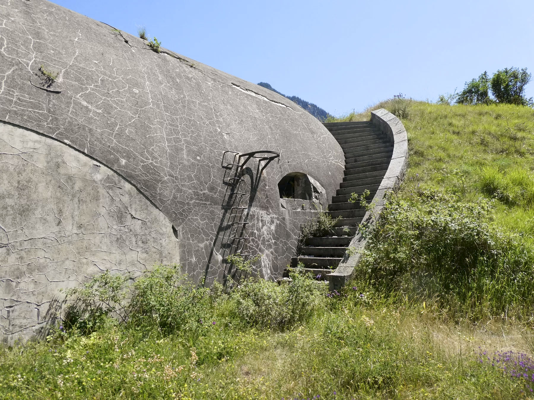 Ligne Maginot - REPLATON (QUARTIER ARC - 71° BAF) - (Position d'artillerie préparée) - Batterie D
L'escalier donnant accès au rempart - ELLENA Daniel - CUNY Philippe