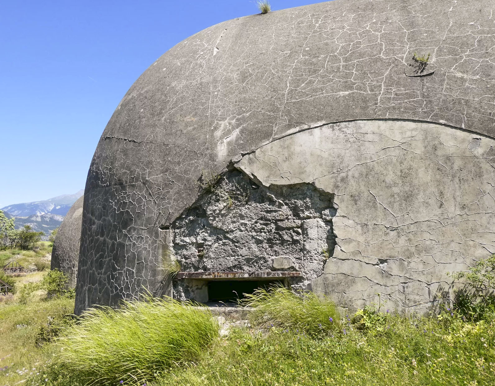 Ligne Maginot - REPLATON (QUARTIER ARC - 71° BAF) - (Position d'artillerie préparée) - Batterie D
Créneau pour mitrailleuse aménagé dans une entrée - ELLENA Daniel - CUNY Philippe
